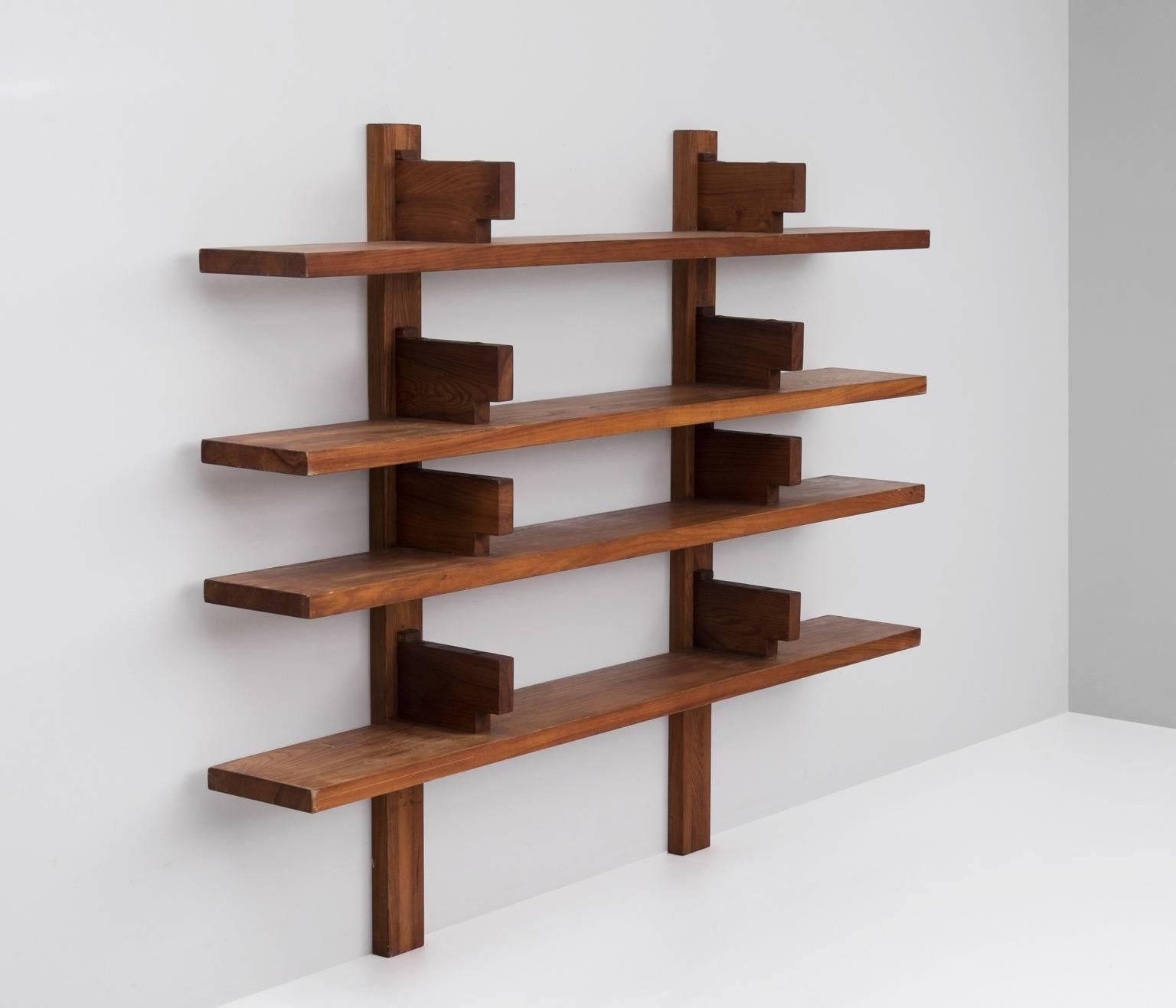 Bibliothèque, model no. B1, in elm by Pierre Chapo, France, 1960s. 

Model 'B17 - bibliothèque' designed by Pierre Chapo. This bookcase consist of four robust elmwood shelves that rest under the brackets. These brackets serve as a support, the