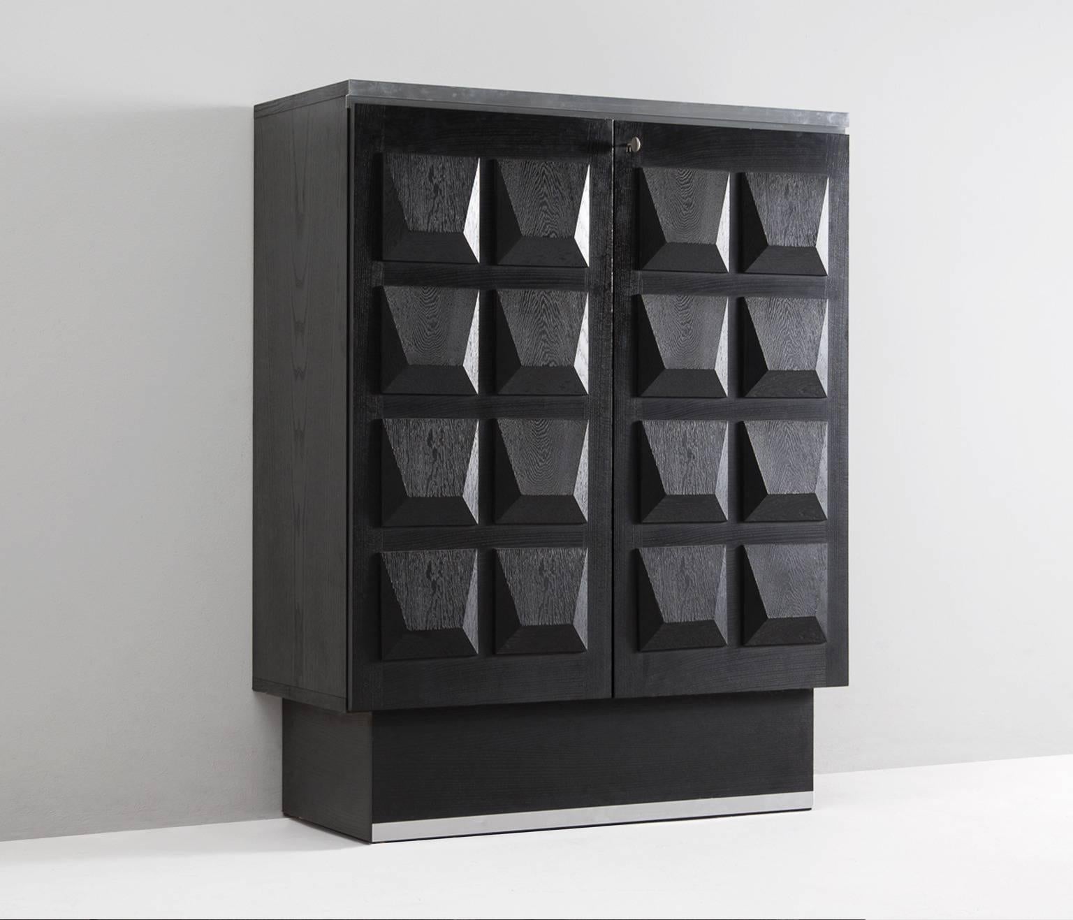 Wunderschöne schwarze belgische 'Brutalist'-Konsole mit außergewöhnlichen Türverkleidungen. 

Gut verarbeitete:: hochfunktionelle Aufbewahrungsmöbel mit furnierten Paneelen und grafischen Motiven. 

Dieses Highboard ist in schwarzer:: ebonisierter