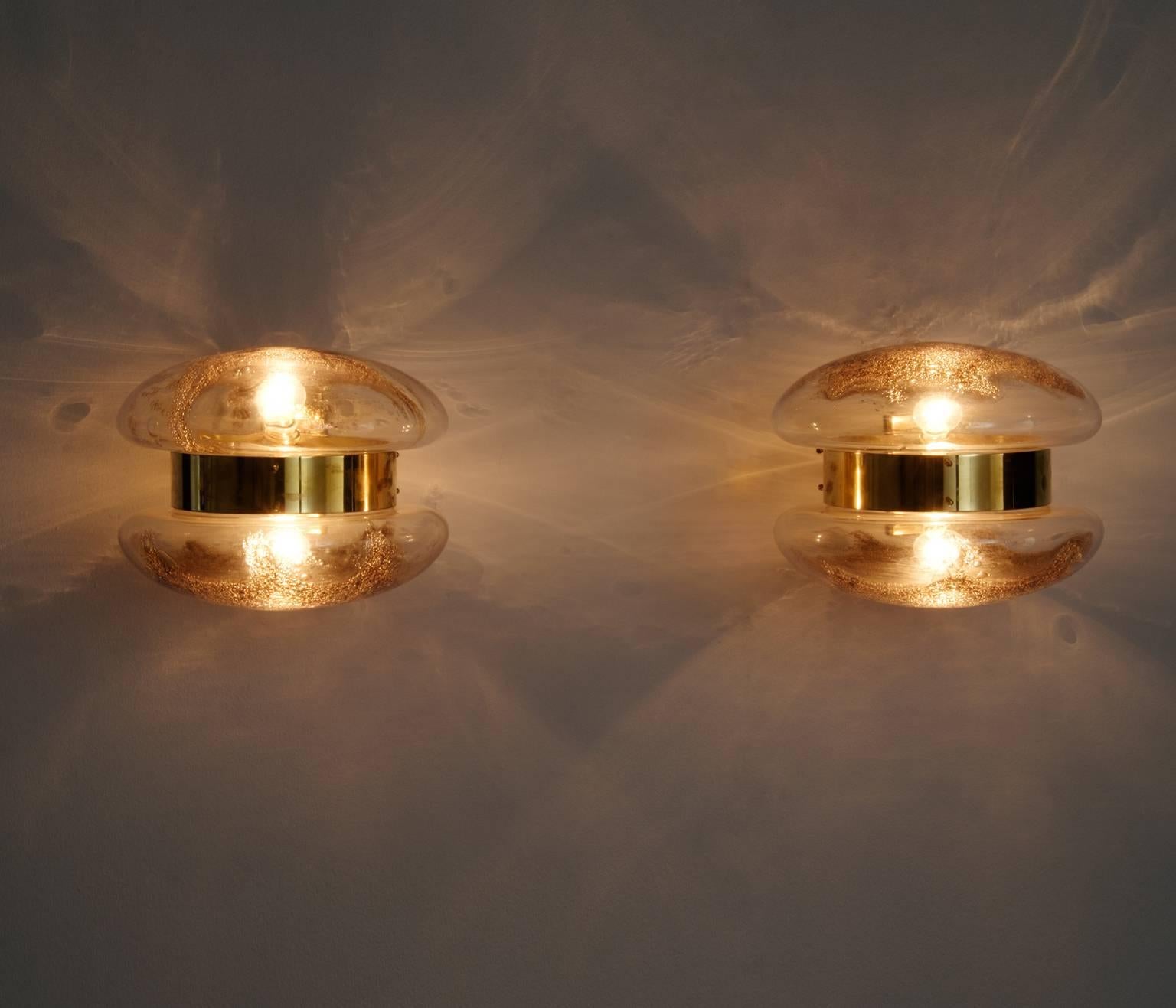 Set of 6 wall lamps, in brass and art glass, Italy 1950s.

Stunning set of 6 wall lights. These wall-mounted sconces have an incredible appearance. The glass shades on both sides are beautifully shaped and show an interesting structure in the glass.