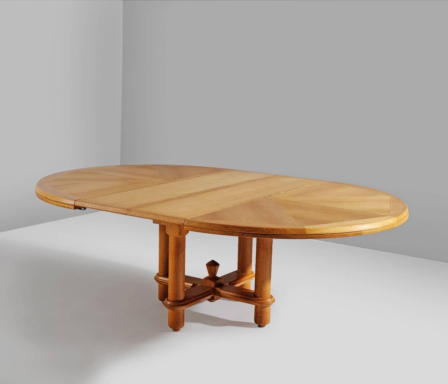 Guillerme et Chambron 'Victorine' Dining Table in Solid Oak, France, 1960s In Excellent Condition In Waalwijk, NL