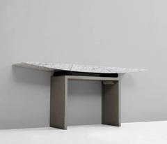 Consolle in cemento con piano in marmo di Danilo Silvestrin