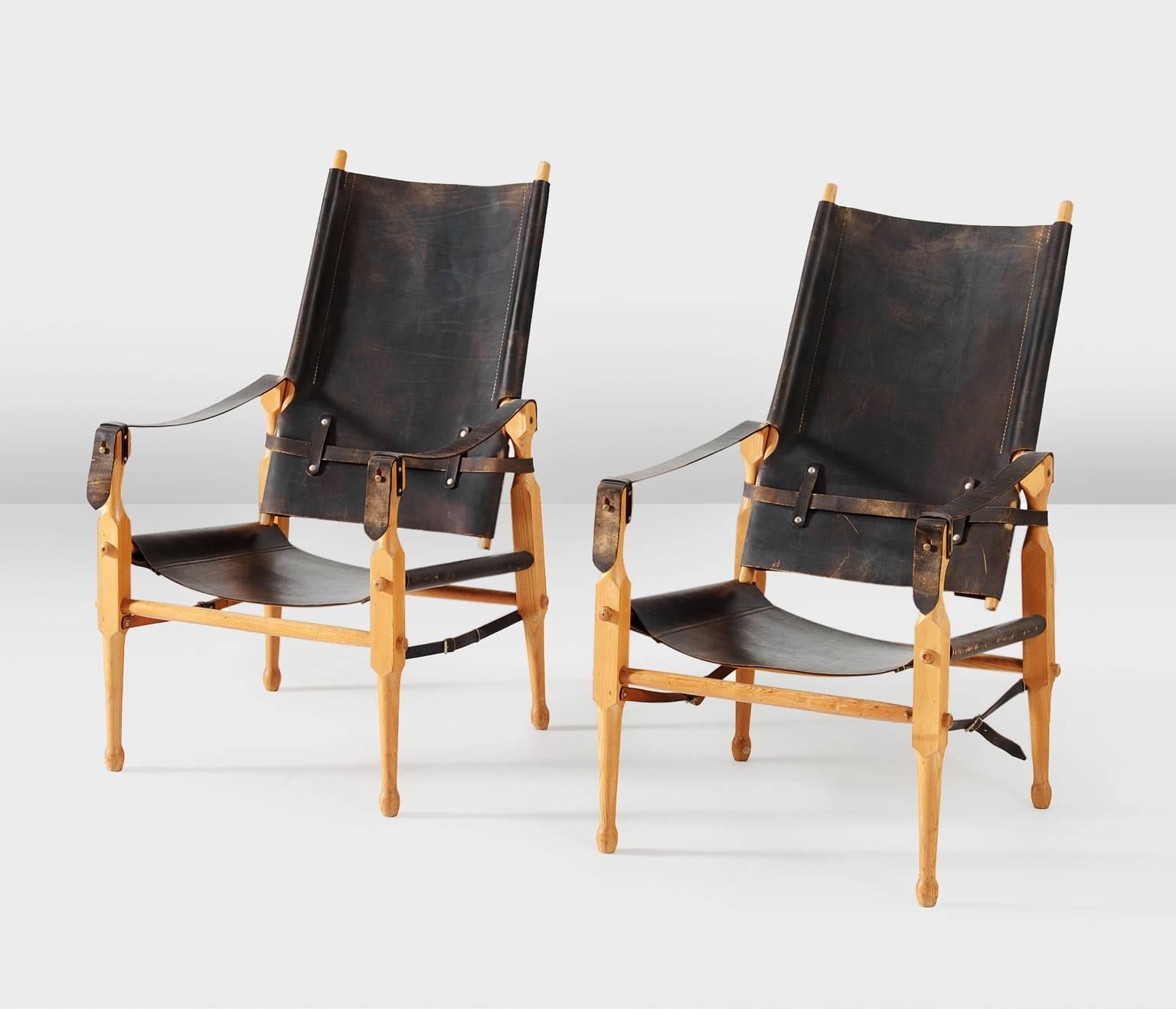 Wonderful pair of safari lounge chairs in original black saddle leather and solid beech wood, Denmark 1960s.

These comfortable armchairs are beautifully patinated. The smart constructions and typical upholstery really characterize this model.

The