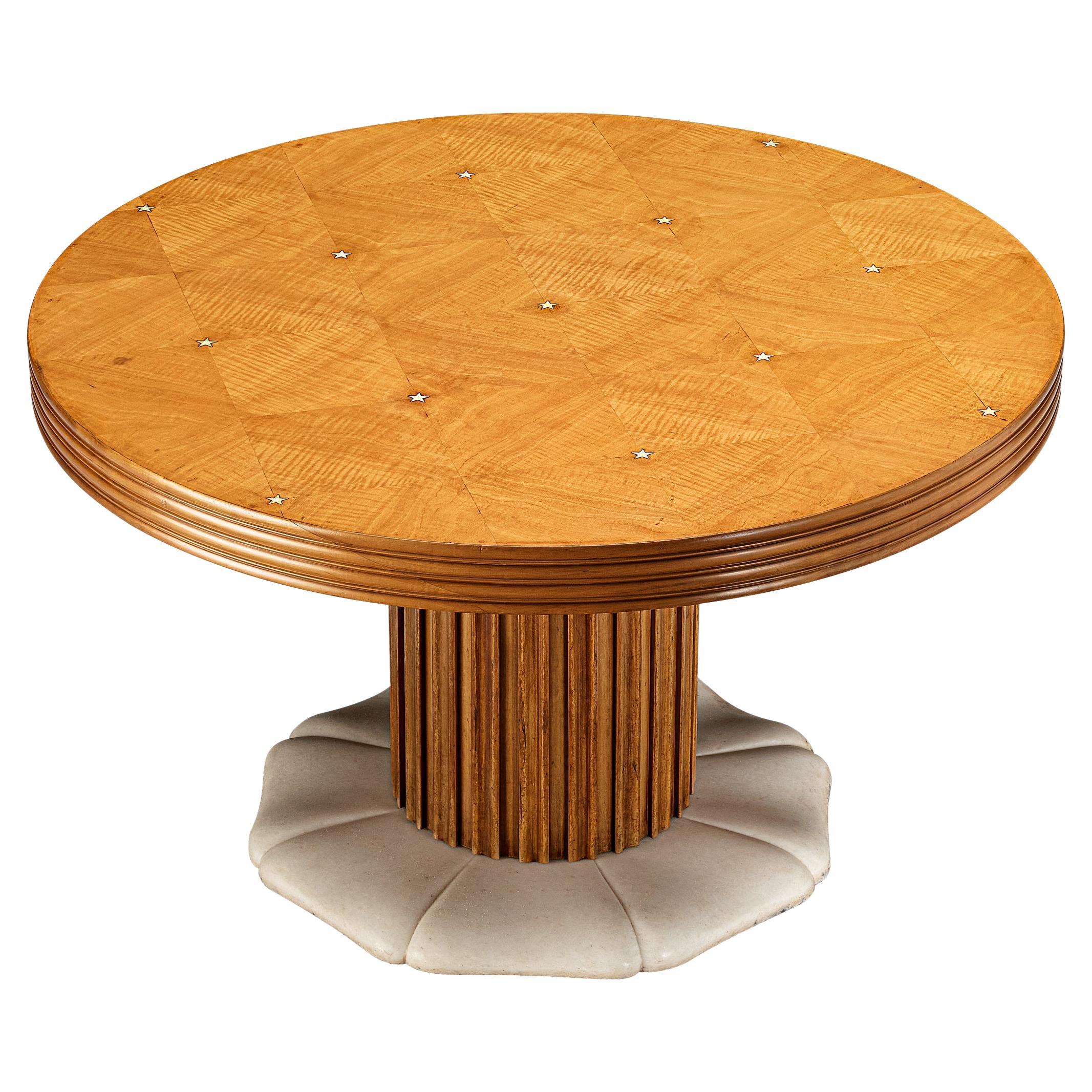 Rare table de salle à manger ronde Paolo Buffa avec base à pétales de marbre et incrustation d'étoiles en laiton  en vente