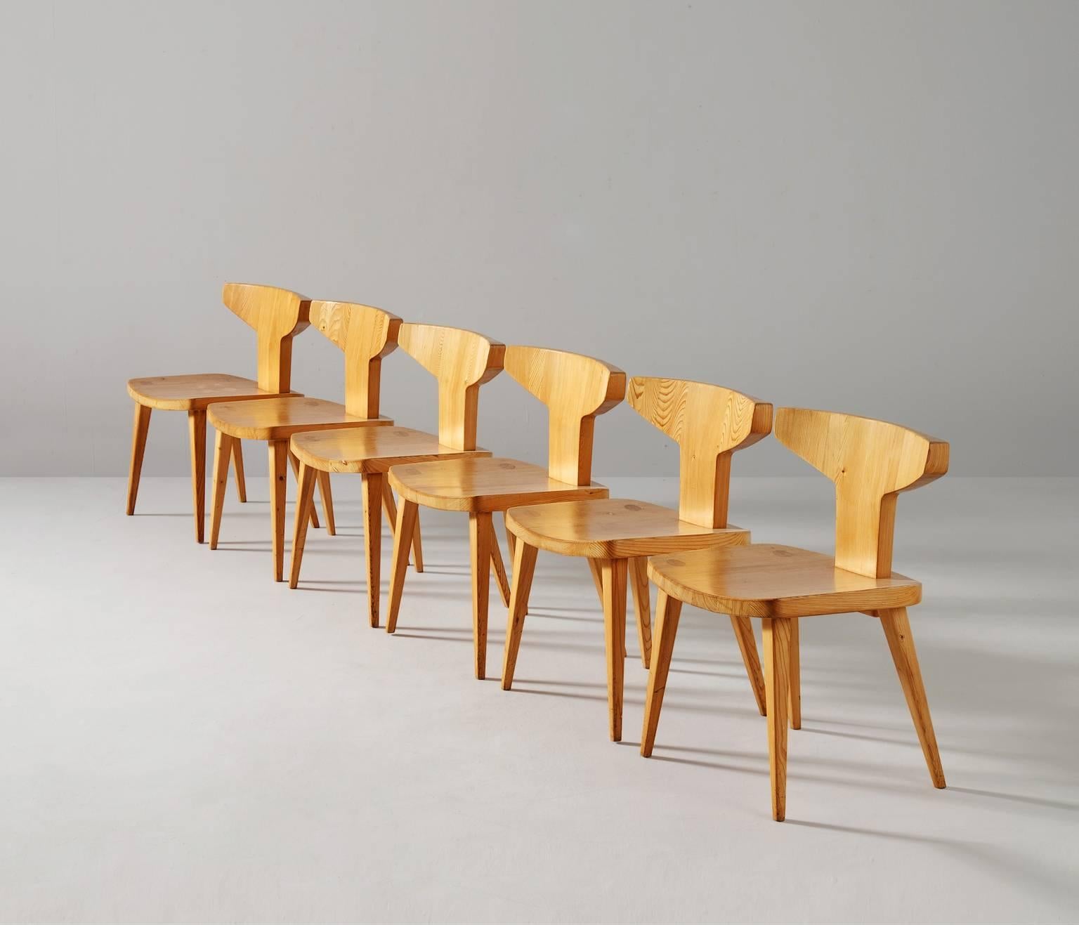 Set of six dining chairs in solid pine designed by Jacob Kielland-Brandt, Denmark, 1960s.

This remarkable set holds a strong expression and this organic shaped design is in well contrast with the solid high tapered legs which provides an open