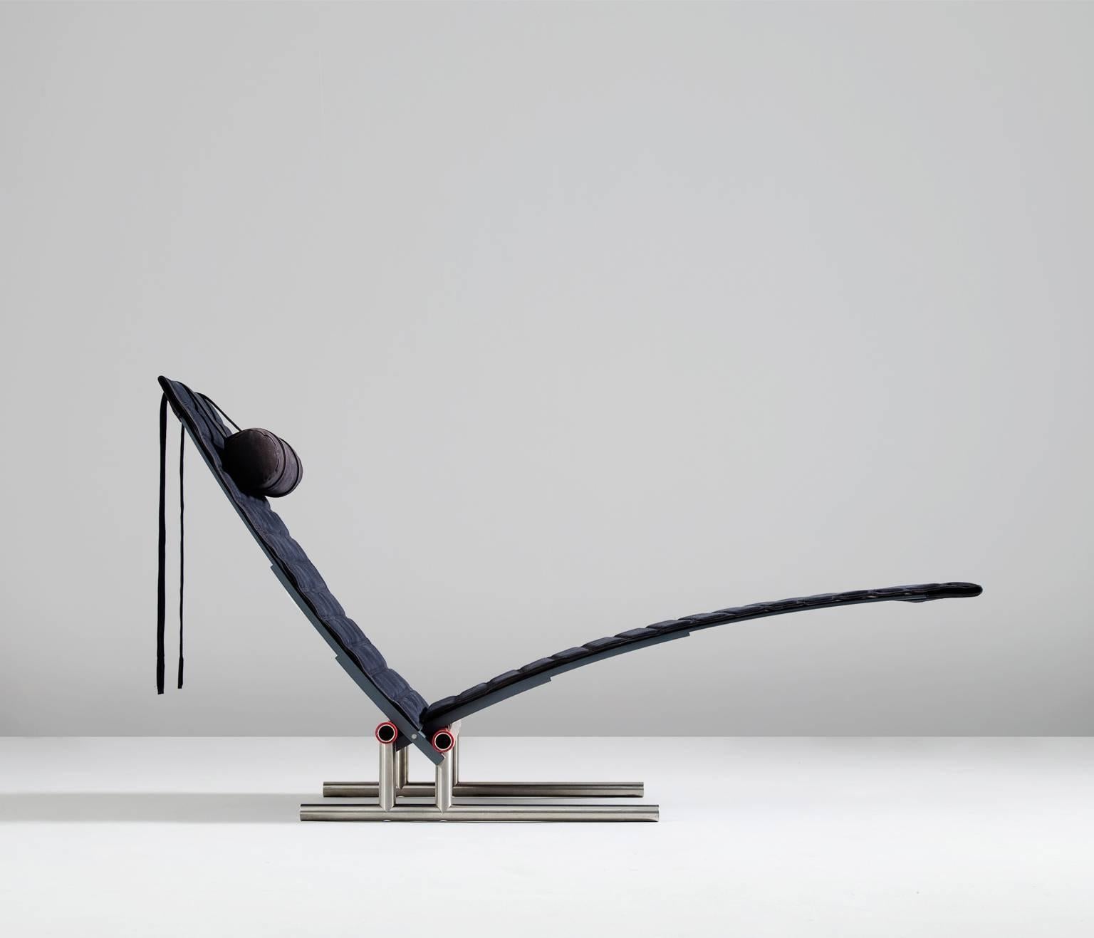 Chaise longue, stainless steel, lacquered wood and fabric, designed by Erik Krogh, produced by Johannes Hansen, Denmark, 1982. 

Elegant and modern chaise longue by Erik Krogh. The frame is made from grey lacquered wood, the legs from stainless