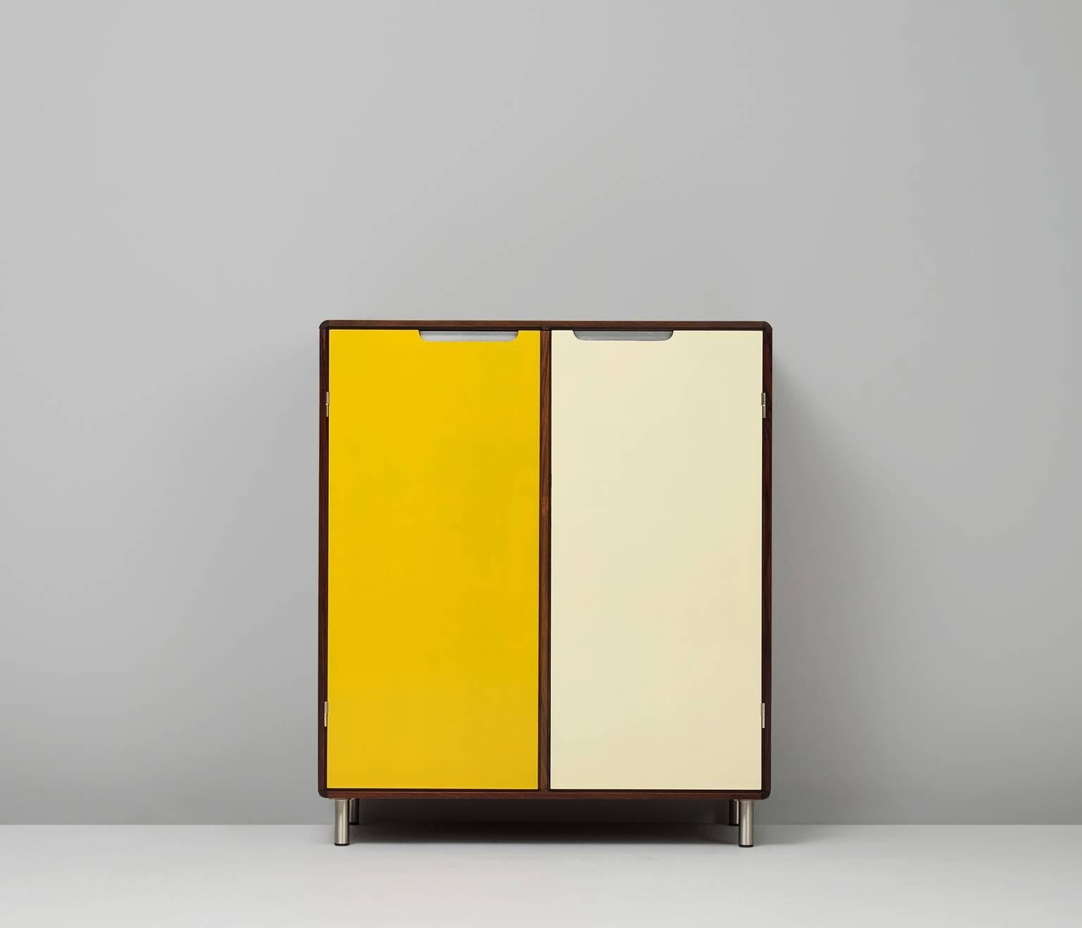 Bar cabinet in rosewood, laminated wood and aluminium, designed by Posborg & Meyhoff for Sibast Møbler, Denmark, 1960s. 

Stunning bar cabinet with laminated doors in yellow and off-white. Inside several shelves and drawers upholstered with green