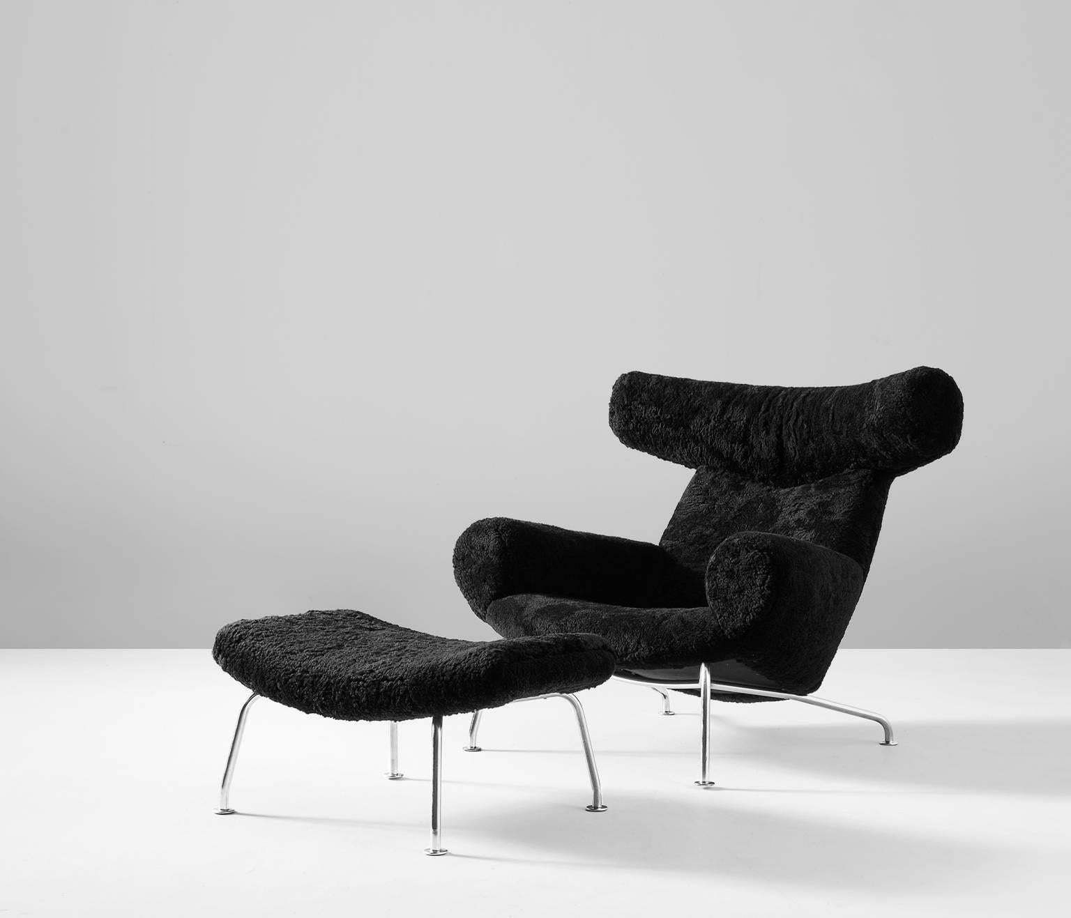 Ox lounge chair and ottoman, steel and fabric, by Hans Wegner for A.P. Stolen, Denmark 1960s.

Early edition of the Ox chair, manufactured by A.P. Stolen. In production at this label until 1962. 

Very comfortable lounge chair by Hans Wegner.