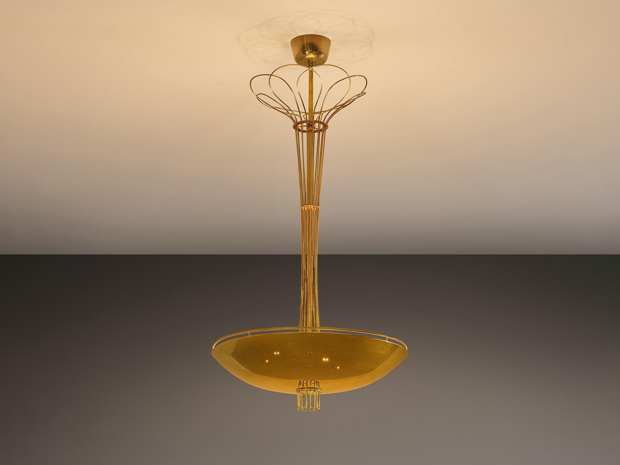 Paavo Tynell per Idman, lampadario, ottone lucido, ottone perforato, Finlandia, circa 1950

Questo maestoso lampadario è stato progettato dal maestro dell'illuminazione Paavo Tynell per Idman intorno al 1950. Il design originale di questo