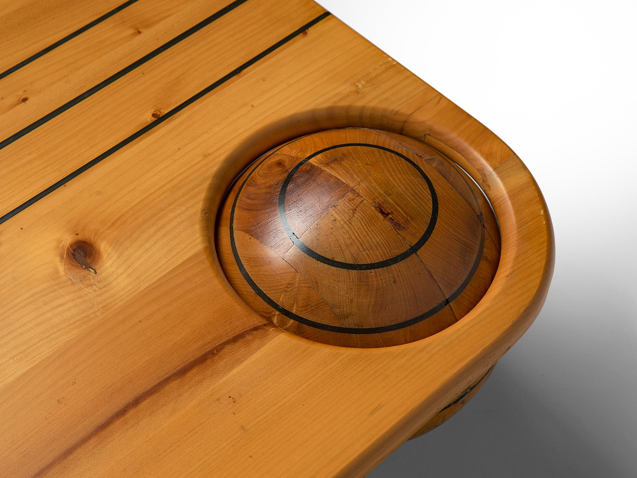 Tavolino, pino, Italia, anni '70

Questo giocoso tavolino italiano mostra il minimalismo in modo divertente e unico. Il design è caratterizzato da quattro sfere di legno ornate da strisce nere, che fungono da elementi sia strutturali che decorativi.