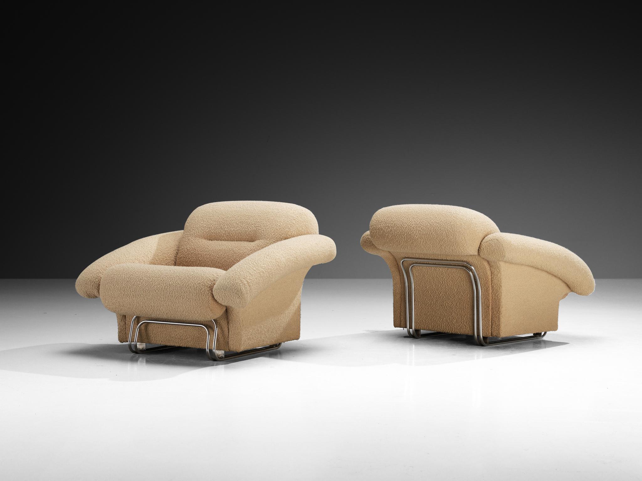 Postmodernes italienisches Paar Loungesessel in Chrom und beigefarbenem Stoff (Italienisch) im Angebot