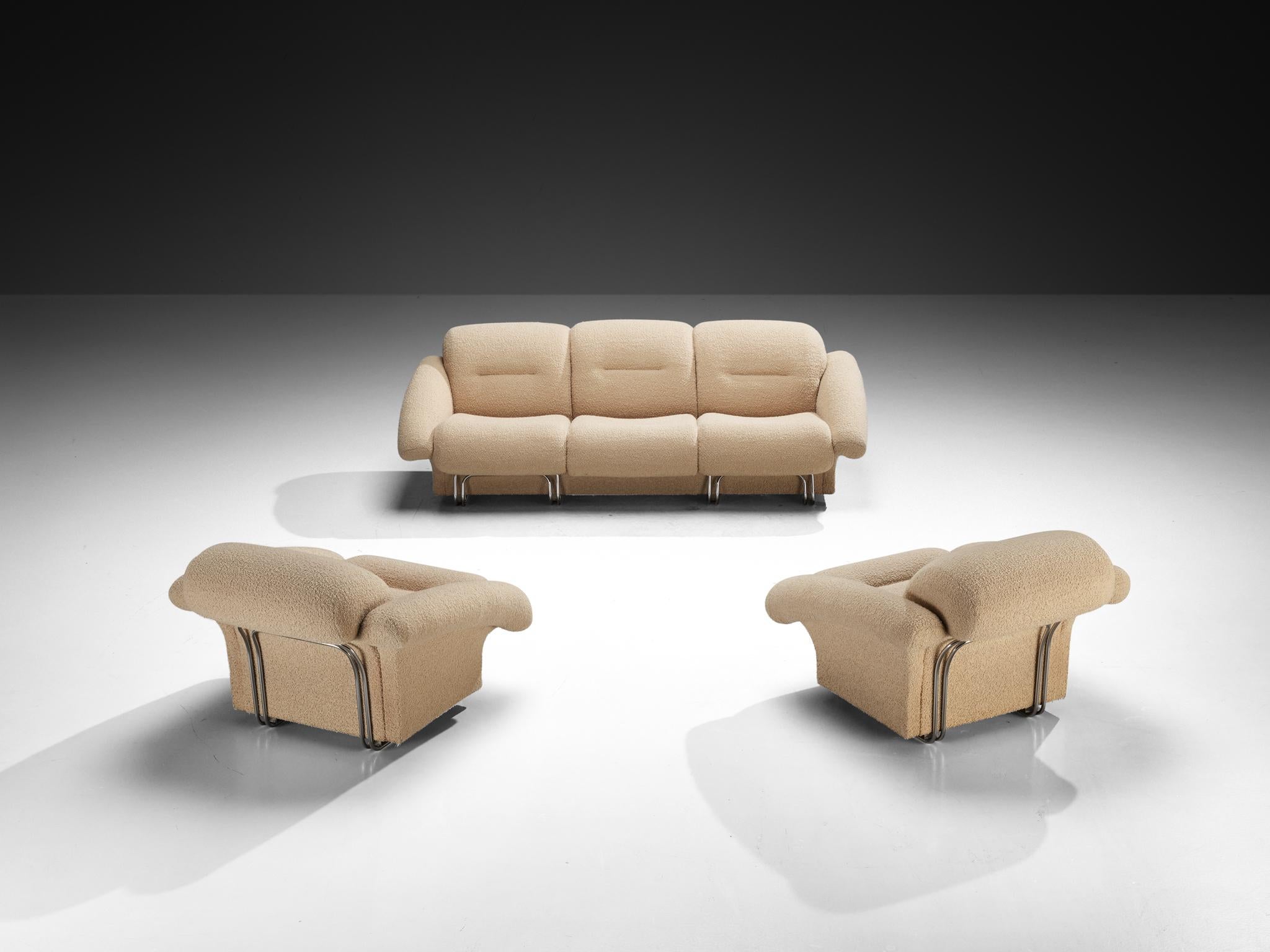 Postmodernes italienisches Paar Loungesessel in Chrom und beigefarbenem Stoff im Angebot 3