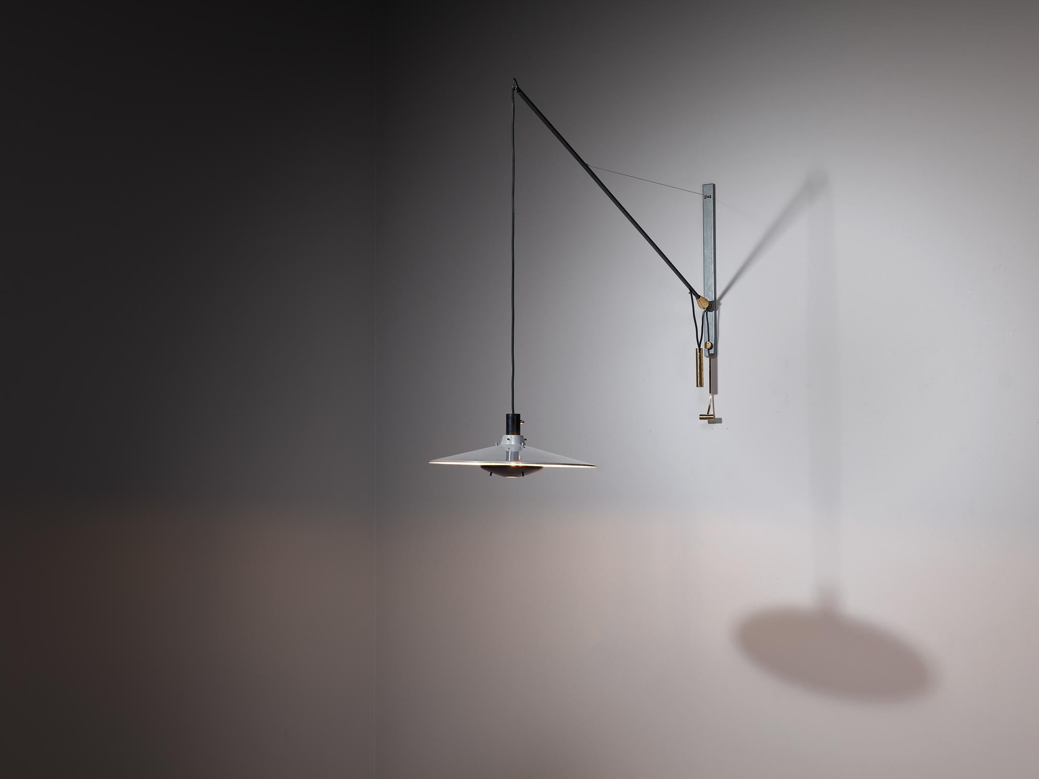 Gino Steele pour Arteluce, applique murale, variation du modèle '181', acier émaillé, aluminium émaillé, laiton émaillé, laiton, fil d'acier, Italie, circa 1951 

Cette applique, variante du modèle 181, est conçue par le designer influent dans le