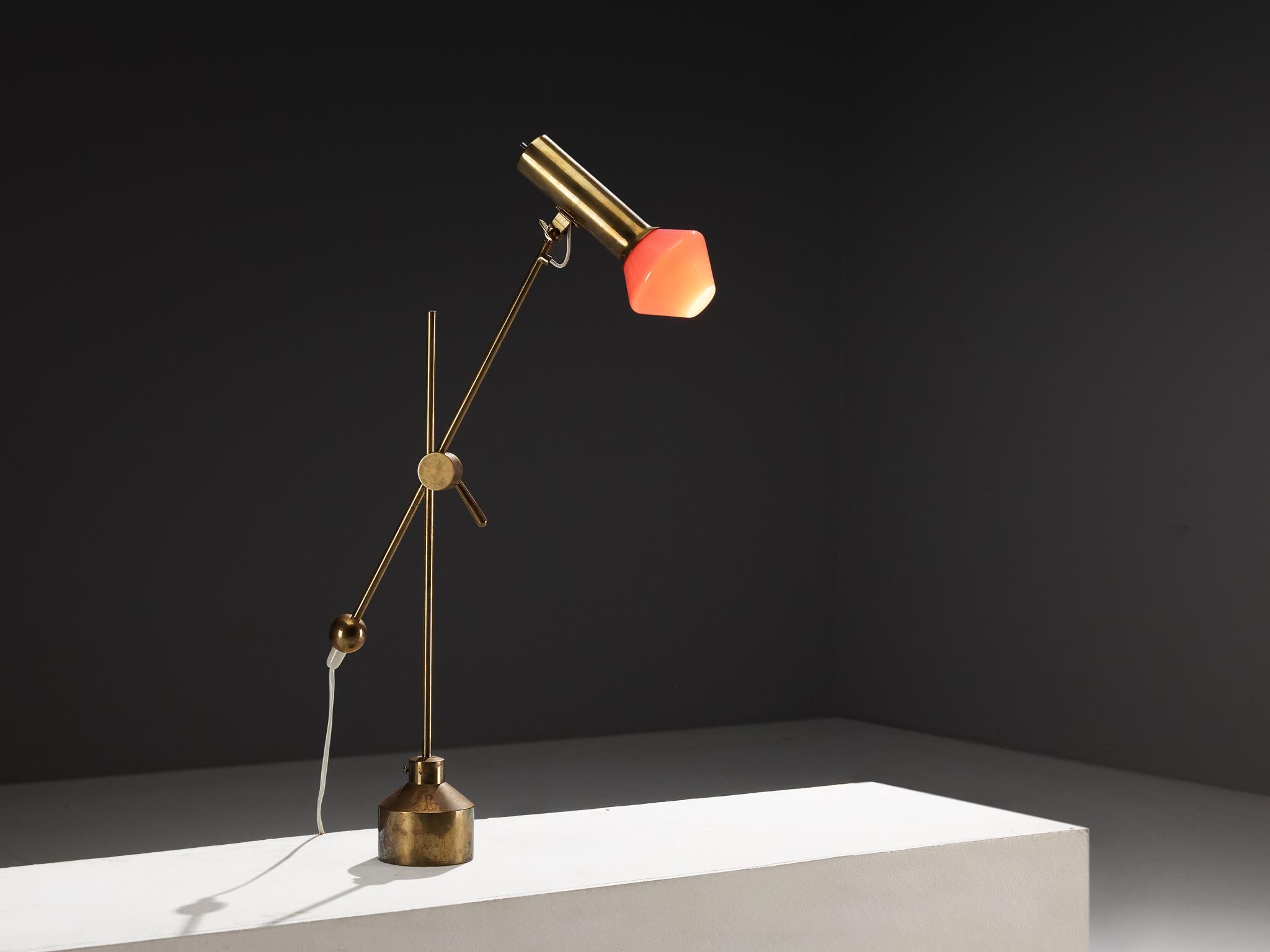 Tapio Wirkkala für Idman Oy, Schreibtischlampe, Messing, Glas, Finnland, um 1960

Von den fast 100 Beleuchtungsentwürfen, die Tapio Wirkkala für die Serienproduktion entwarf, entstand die Mehrzahl zwischen 1959 und 1961. Sein frühester bekannter