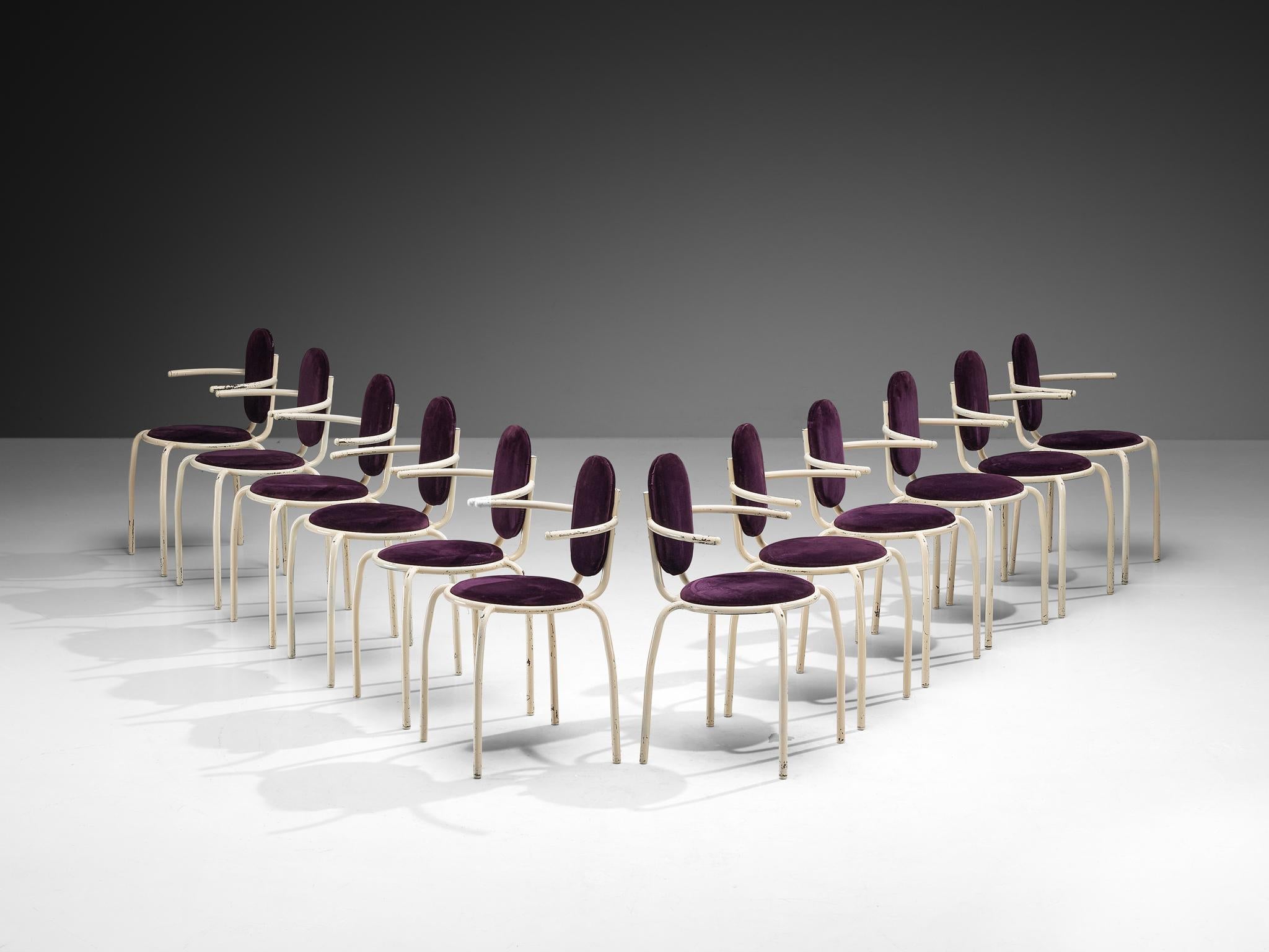 Set di dodici sedie da pranzo, tessuto a coste, acciaio laccato, Italia, anni '80

Un design ispirato a Memphis, definito da un gioco di elementi curvi e lineari che creano una composizione fluida e dinamica. Il telaio è costituito da sottili