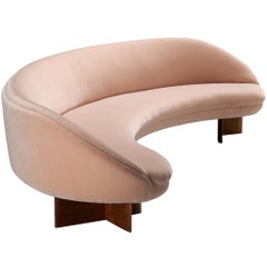Vladimir Kagan für Kagan-Dreyfuss Inc. '6999' Sofa aus Mohair und Nussbaumholz