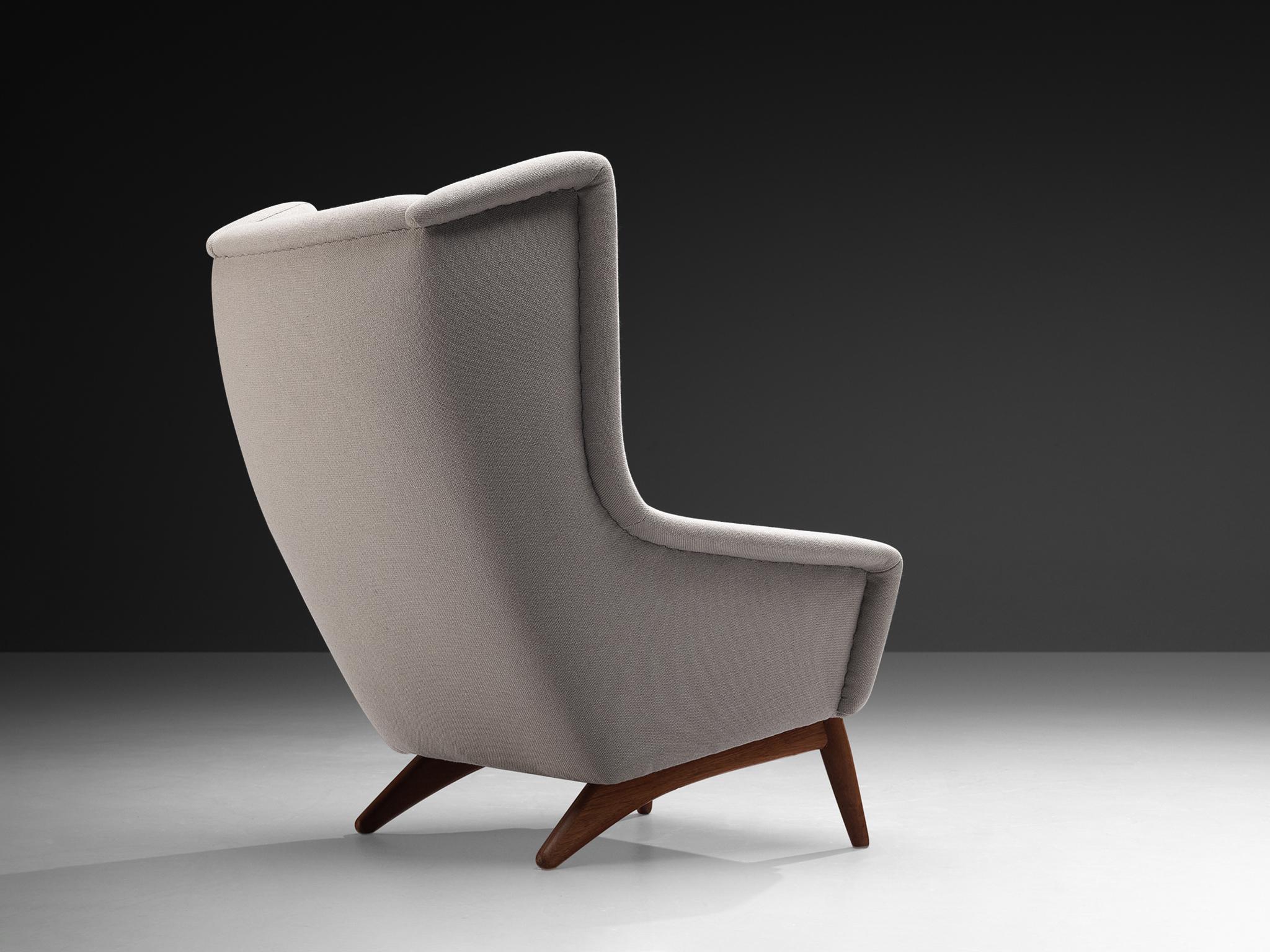 Poltrona, tessuto, teak, Danimarca, anni '50

Questa poltrona da salotto moderna scandinava è caratterizzata da un design elegante e senza tempo, basato su forme eleganti e linee pulite. Le orecchie a forma di ali conferiscono un aspetto più aperto