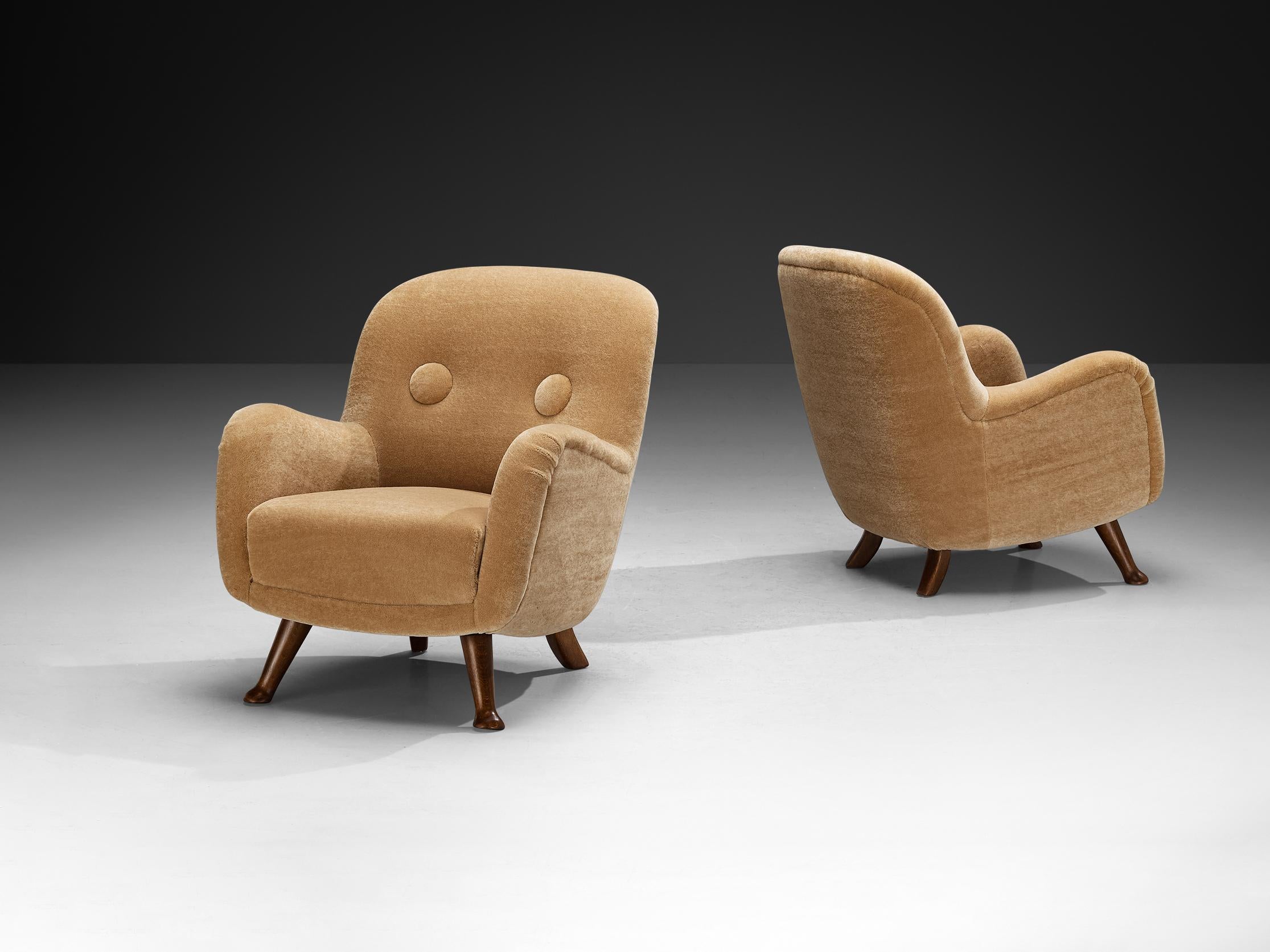 Berga Mobler, armchairs, beige teddy fabric, beech, Denmark, 1940s

This bold and curvy armchair is based on a solid construction with a tender touch due to the soft texture of the teddy fabric. The whole shell is slightly tilted backwards. The