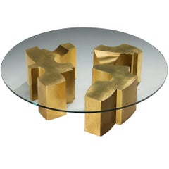 Jean Claude Dresse Couchtisch mit geometrischem skulpturalem Sockel aus Messing