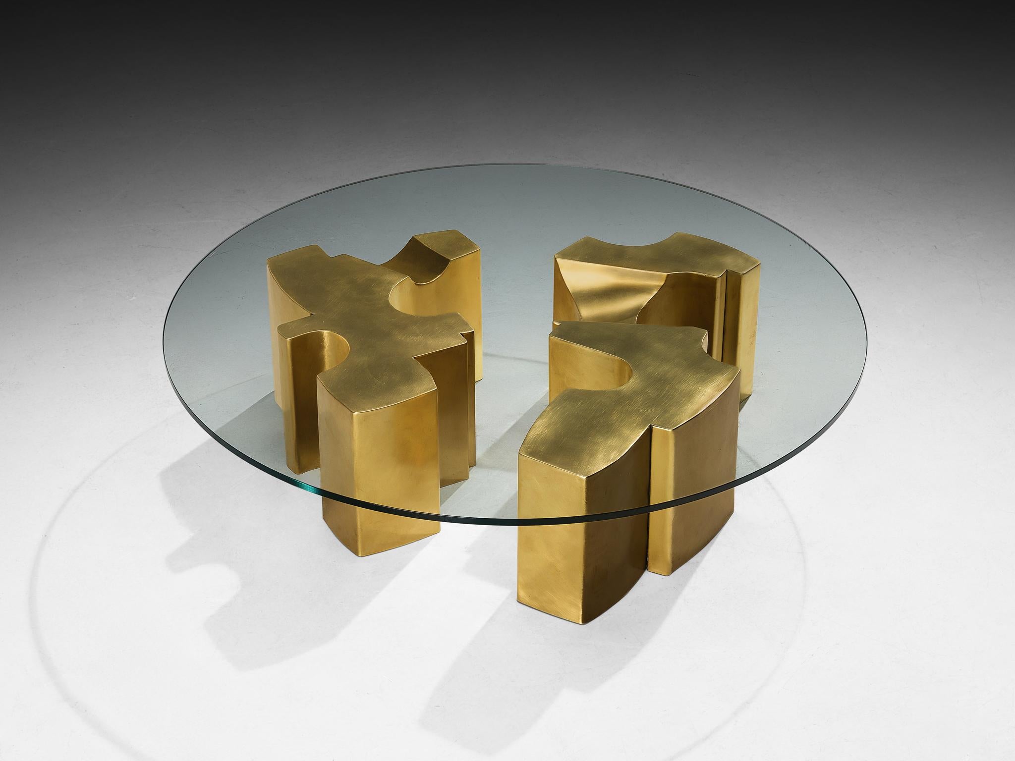 Jean Claude Dresse, table basse, laiton, verre, Belgique, années 1970

Cette table basse captivante de Jean Claude Dresse reflète profondément les tendances du design qui ont émergé dans les années 1970, une période caractérisée par une adoption