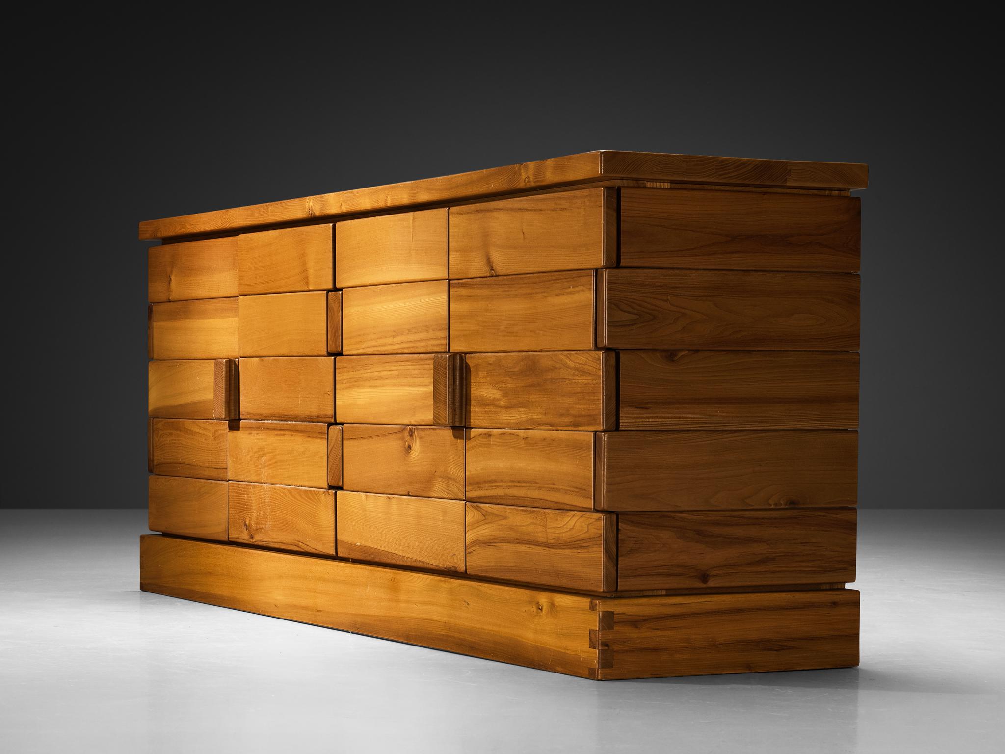 Maison Regain, buffet, orme massif, France, années 1970

Superbe armoire française exécutée en orme massif, conçue par la Maison Regain. Le buffet est robuste et combine un design simplifié mais complexe avec des détails de construction astucieux et