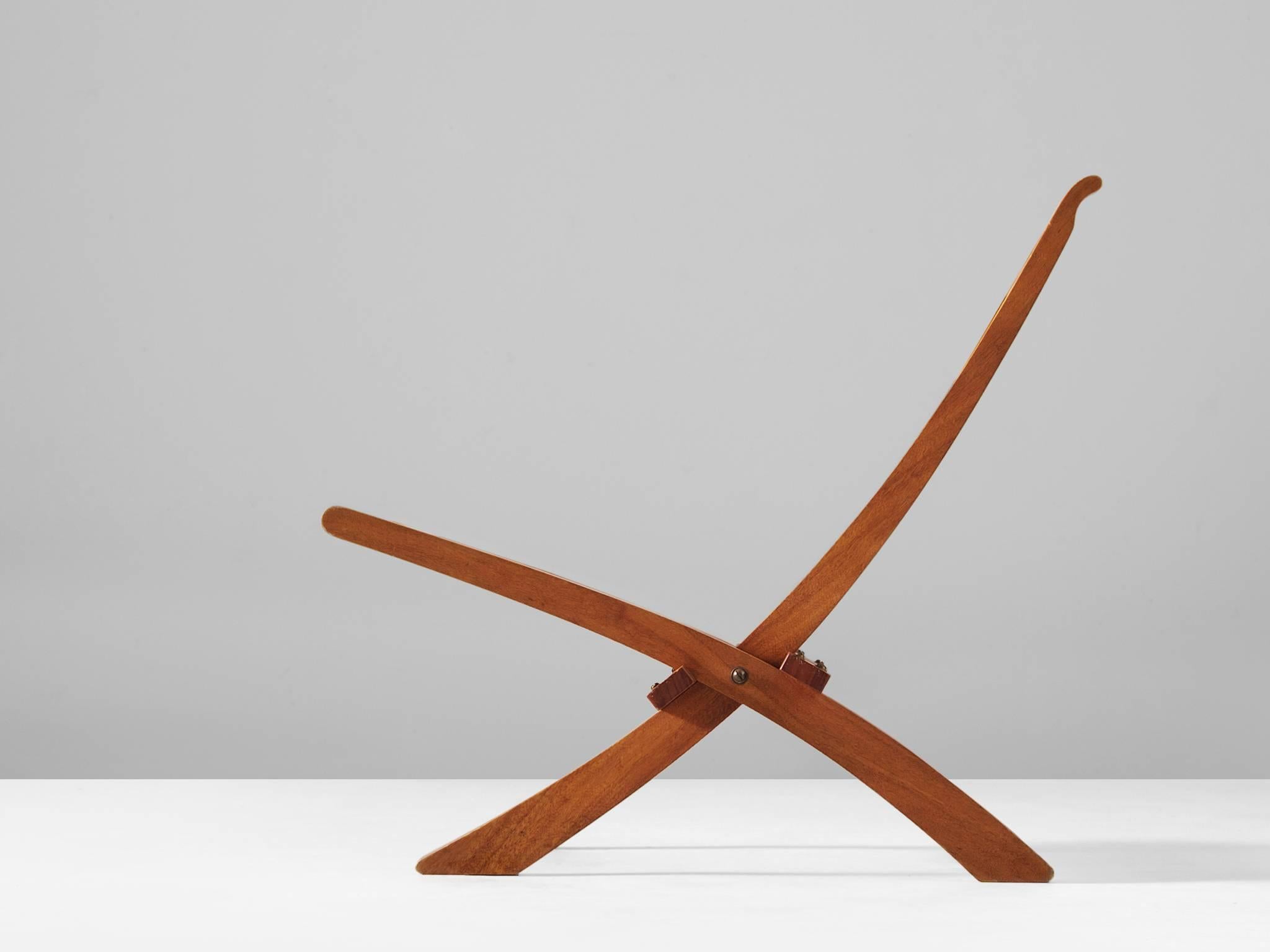 Folding chair, in mahogany, by Hans Wegner for Johannes Hansen, Denmark 1962

Rare folding chair by Danish designer Hans J. Wegner. This lattice chair, made from mahogany shows some elegant lines. The X-shaped frame is wide at the legs and narrows