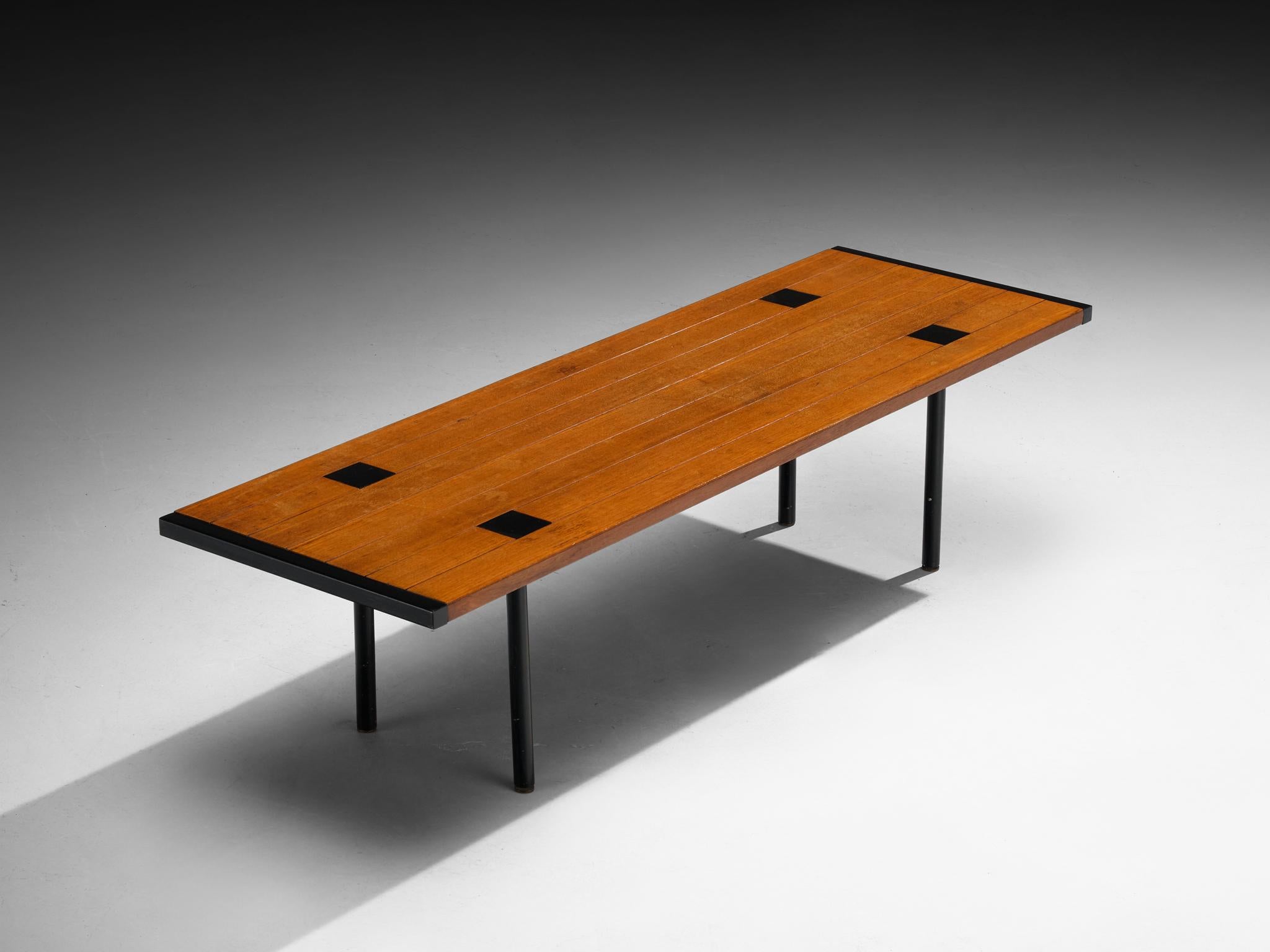 Ettore Sottsass für Poltronova, Couchtisch, Teakholz, lackierter Stahl, Toskana, Italien, 1959

Dieser Tisch wurde von Ettore Sottsass für Poltronova entworfen und war Teil einer limitierten Kollektion, die sich durch handwerkliche Fertigung in