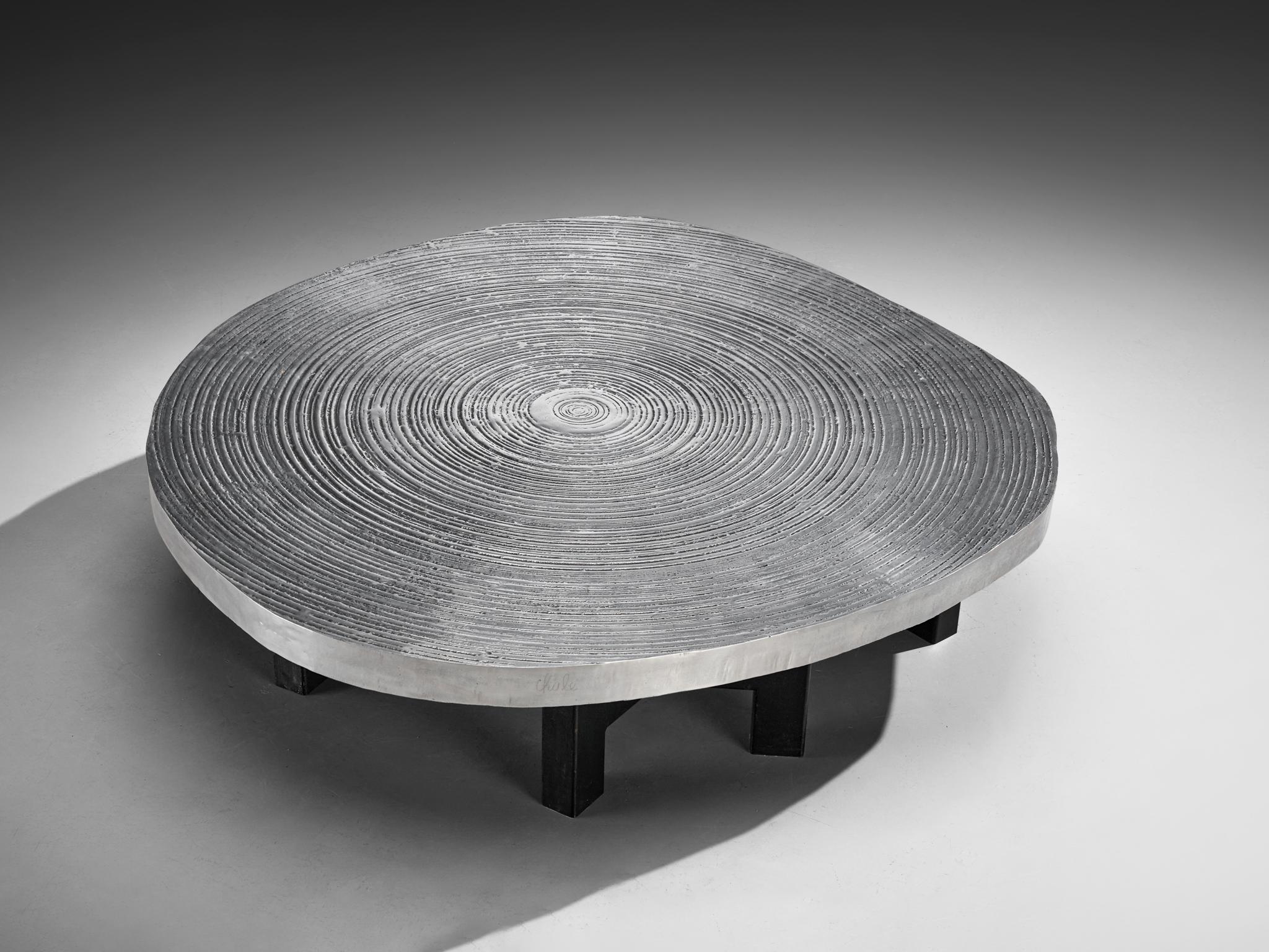 Ado Chale, Goutte d'Eau Couchtisch, Aluminiumguss, lackierter Stahl, Belgien, 1978

Der Couchtisch Goutte D'Eau ist ein Beispiel für das außergewöhnliche Talent von Ado Chale, Innenraumobjekte zu schaffen, bei denen die Grenzen zwischen bildender