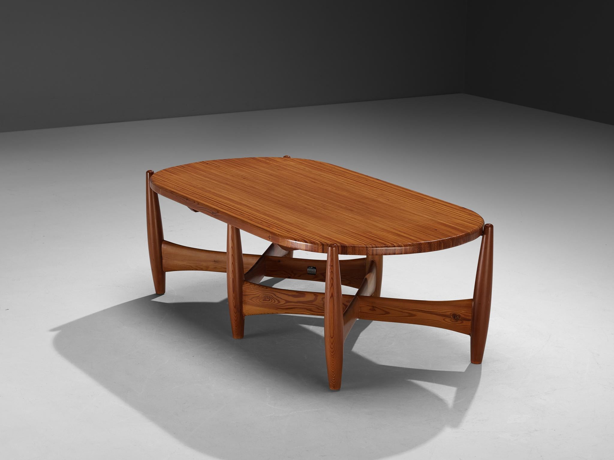 Sergio Rodrigues pour ISA Bergamo, table basse, pin, Italie, années 1960

Sergio Rodrigues est l'une des figures les plus emblématiques du design brésilien, avec une carrière remarquable qui s'étend sur près de cinq décennies. Son travail se