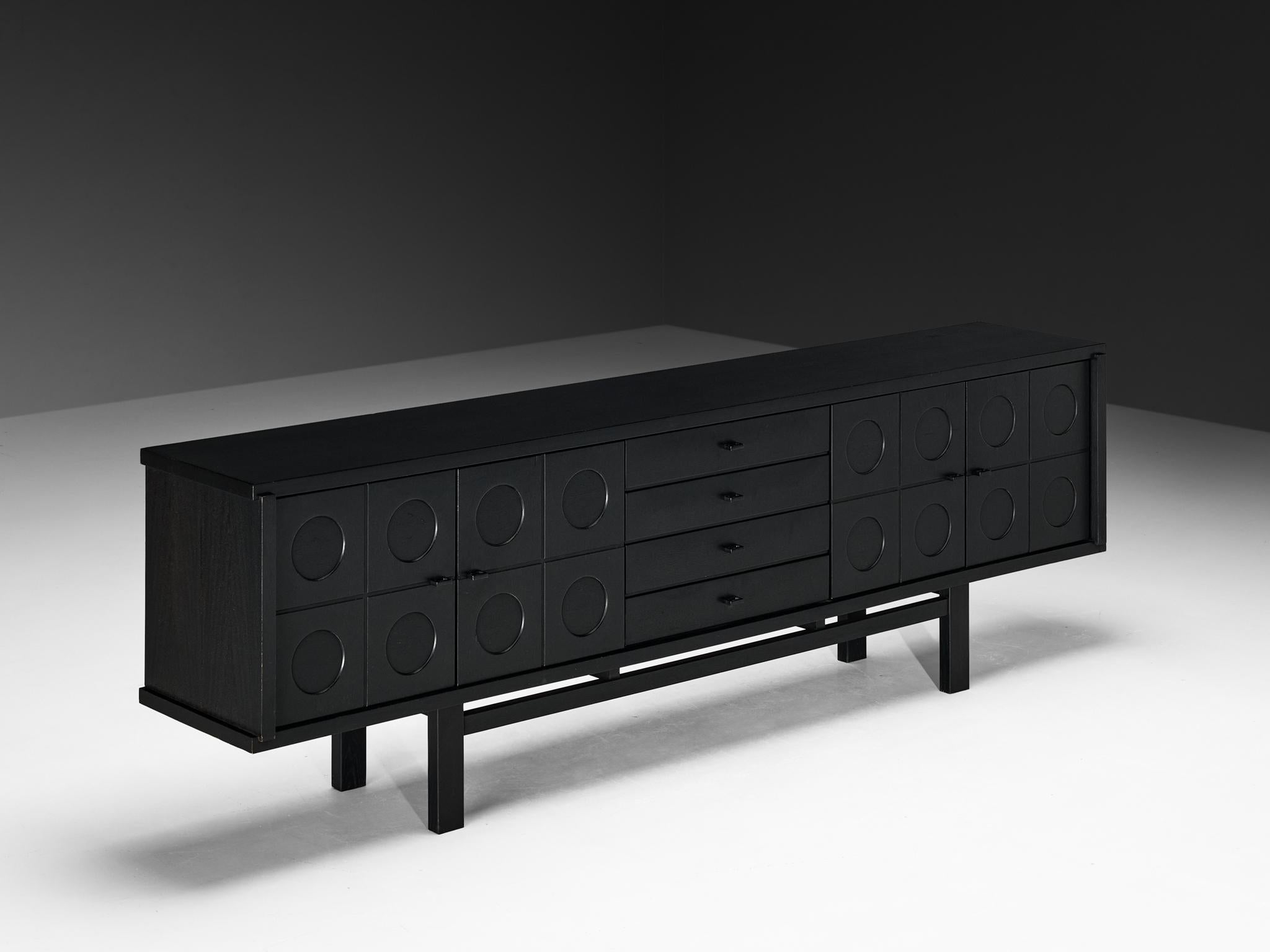 Buffet, frêne laqué, aluminium revêtu, Belgique, 1970

Ce buffet présente un rythme et un flux clairs, établis grâce à une mise en page bien pensée et tout à fait équilibrée. Les cercles sculptés attirent immédiatement l'attention et sont la