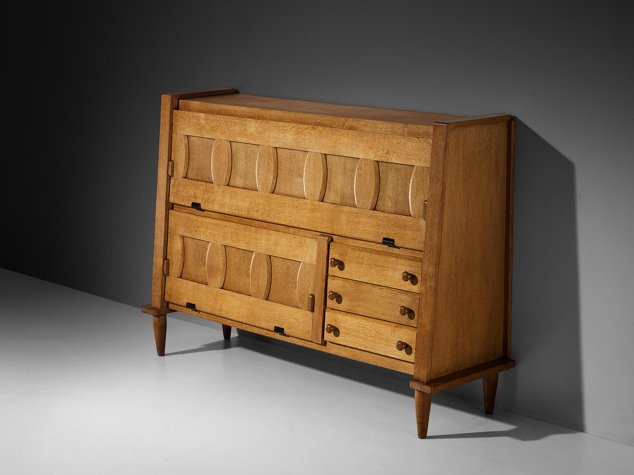 Guillerme et Chambron pour Votre Maison, armoire, chêne massif, France, années 1960

Un autre bel exemple de l'engagement de Guillerme et Chambron en faveur d'une qualité exceptionnelle et d'un superbe savoir-faire. Des sculptures exquises peuvent