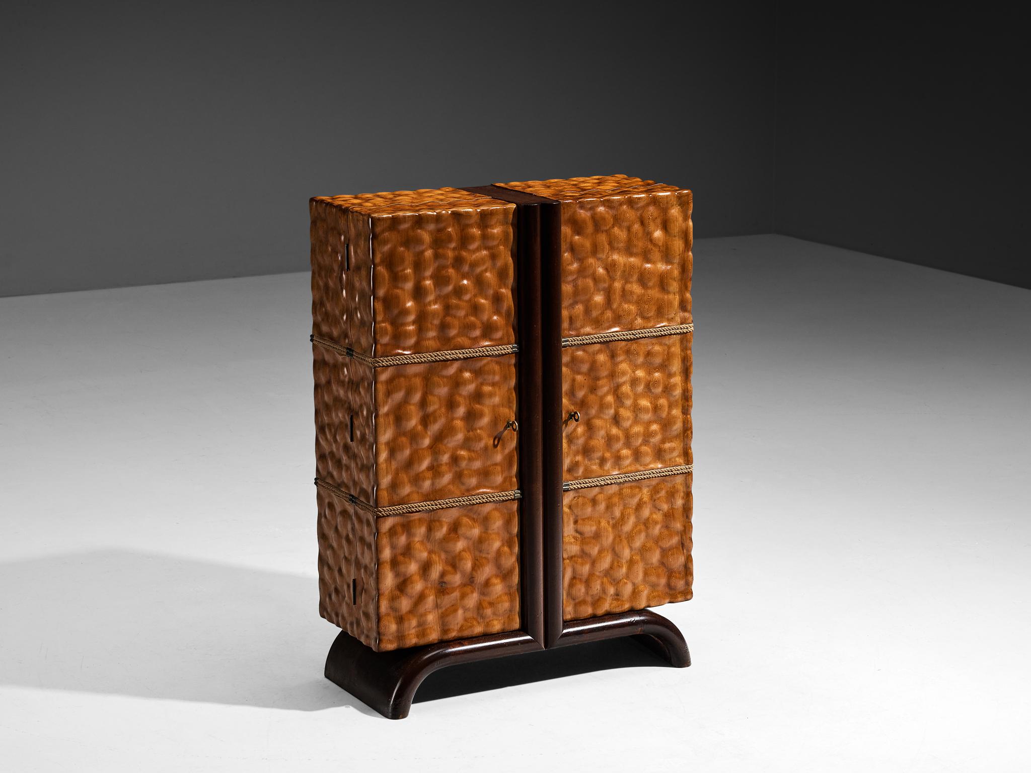 Aldo Tura, mobile bar, paglia intrecciata, vetro specchiato, ottone, vetro, ciliegio, Italia, anni '40

Questo pezzo eccezionale è stato progettato da Aldo Tura e illustra perfettamente il suo impegno per l'eccellenza dei materiali, le superfici