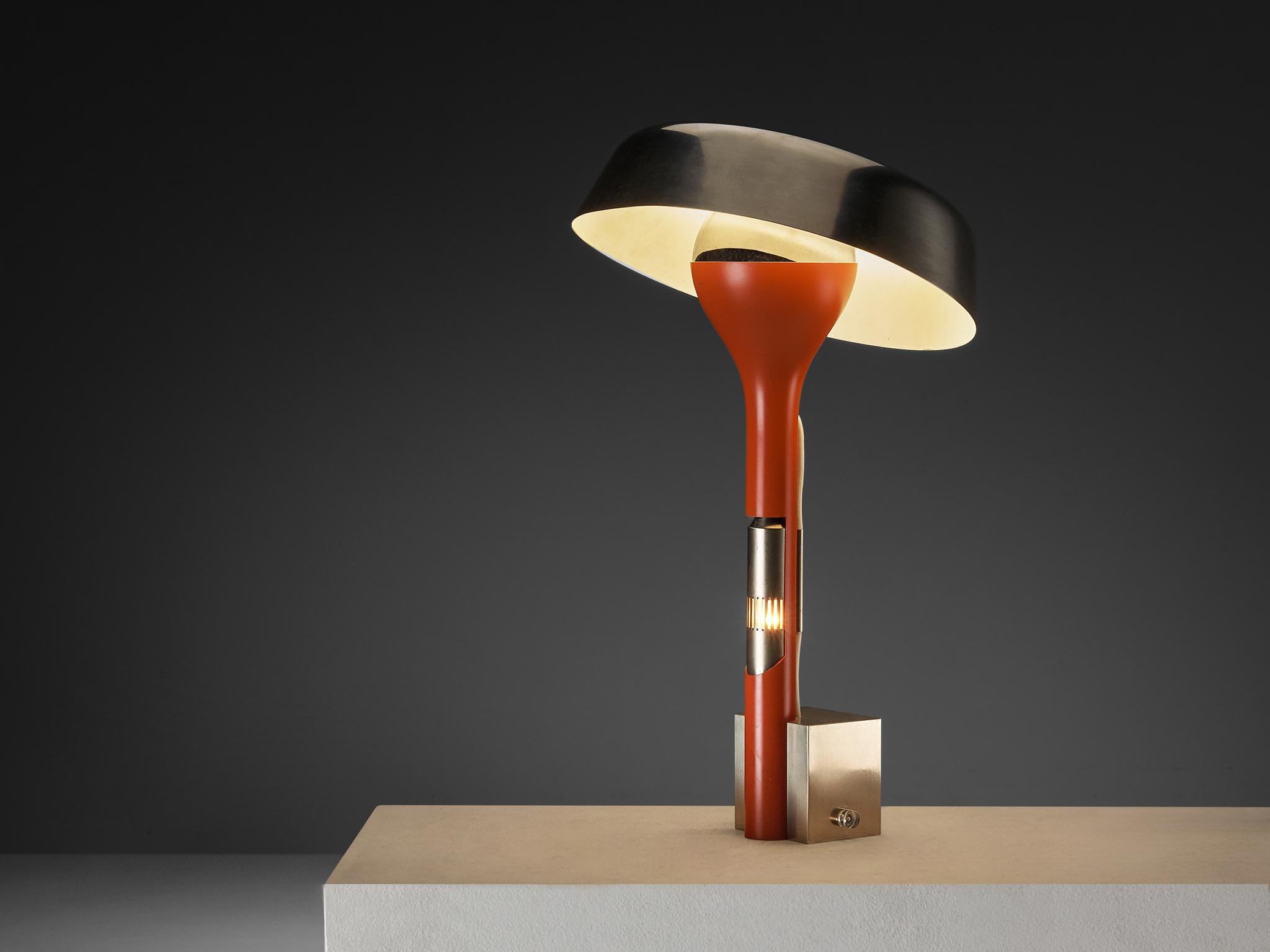 Angelo Lelii para Arredoluce, lámpara de mesa, acero inoxidable, aluminio revestido, aluminio cromado, plexiglás, Italia, hacia 1962 

Este refinado objeto de iluminación está diseñado por Angelo Lelii para Arredoluce en Italia hacia 1962. Los