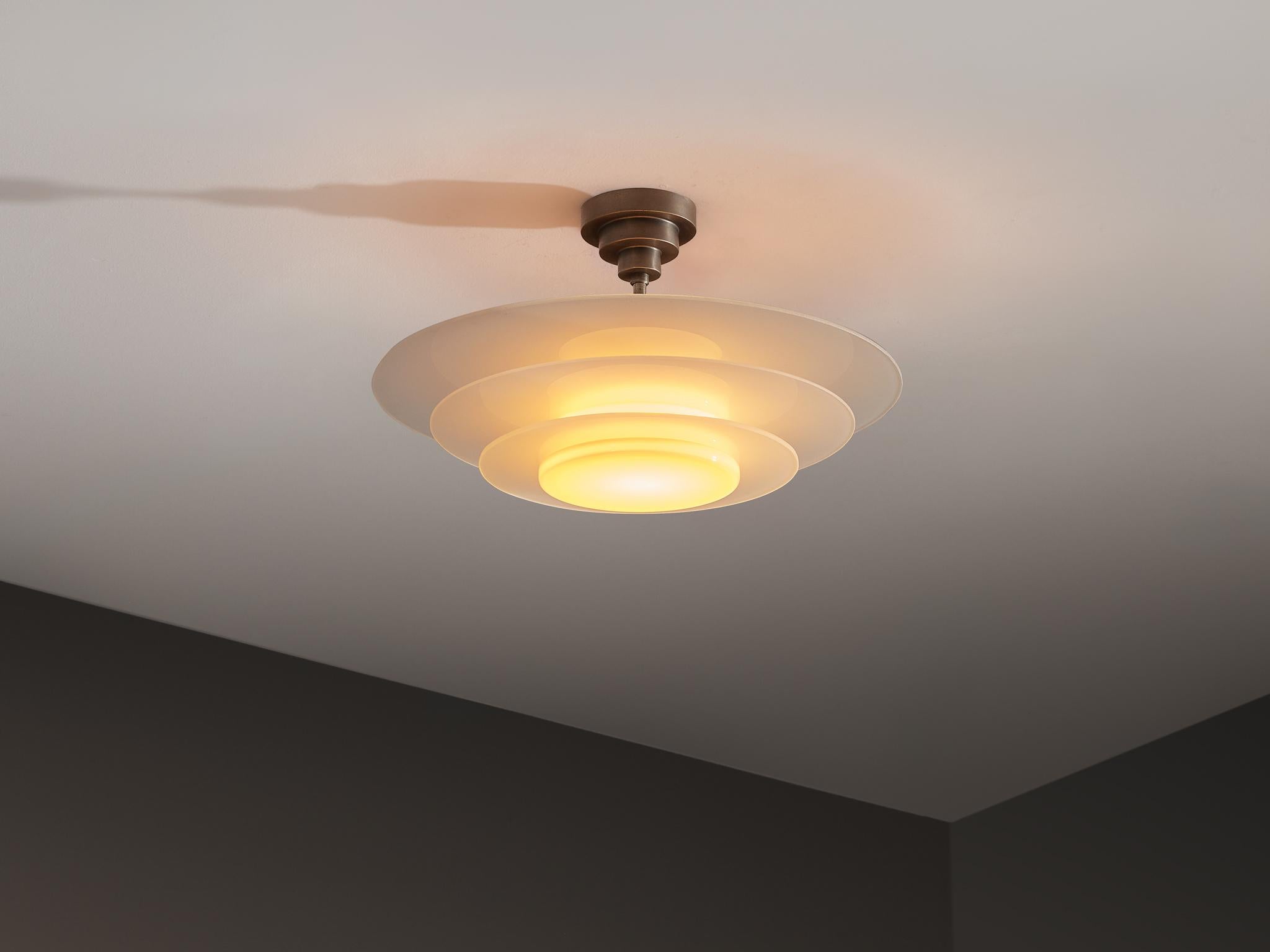 Böhlmarks, plafoniera, vetro satinato, vetro opalino, Svezia, anni '30

Questa lampada da soffitto, prodotta dal produttore di illuminazione svedese Böhlmarks negli anni '30, è un esempio lampante del modernismo scandinavo tra le due guerre. Tre