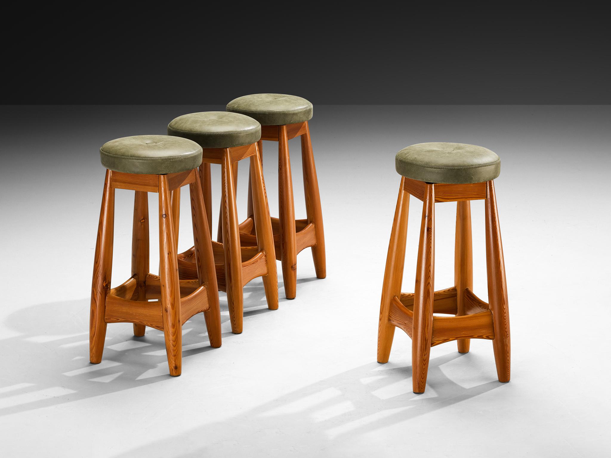 Sergio Rodrigues para ISA Bergamo, taburete de bar, pino, cuero, Italia, años 60

Sergio Rodrigues es una de las figuras más emblemáticas del diseño brasileño, con una notable carrera que abarca casi cinco décadas. Su obra se distingue por un estilo