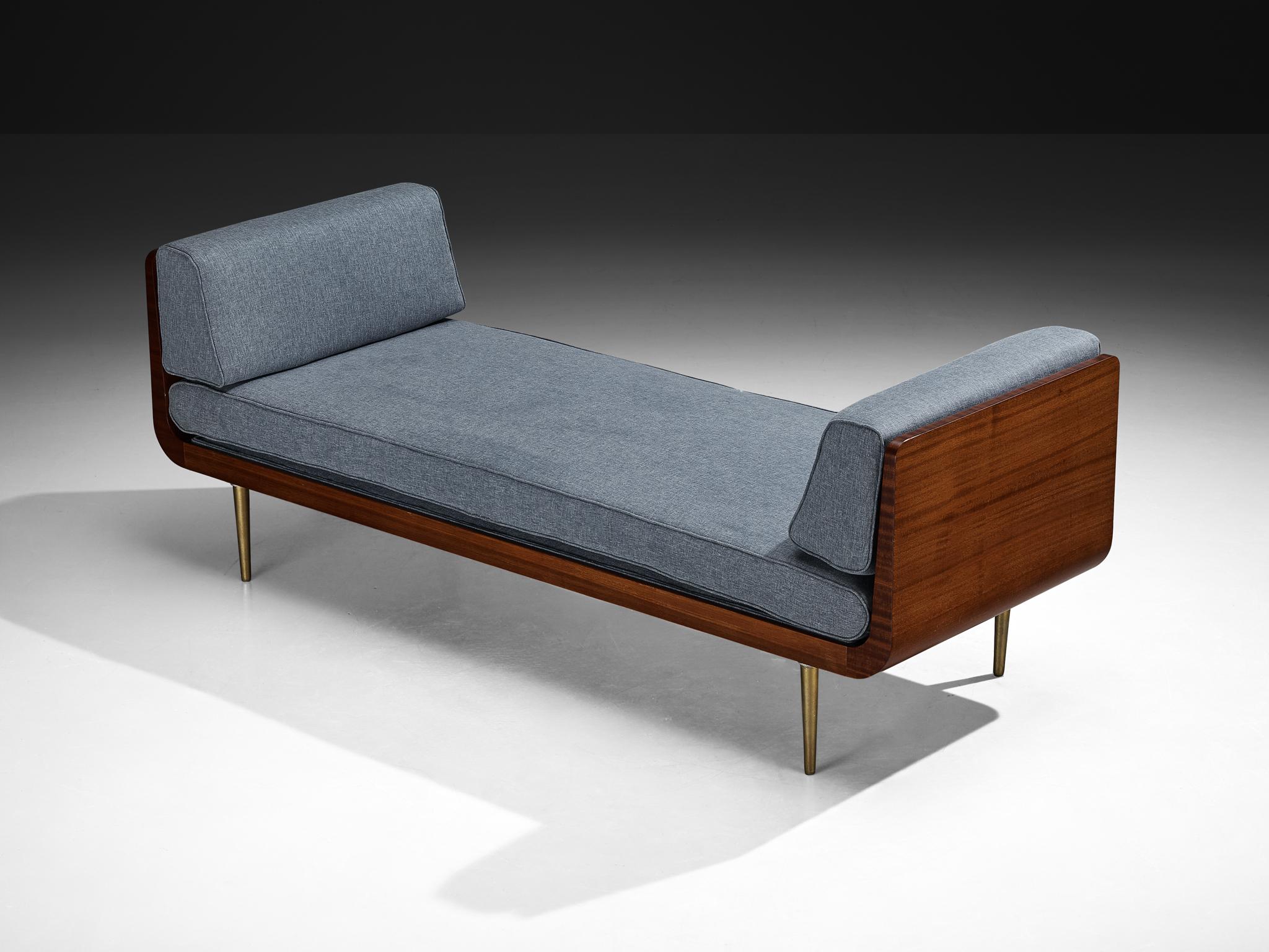 Edward Wormley per Dunbar, letto da giorno, mogano, tessuto ridipinto, alluminio ottonato, Stati Uniti, anni '50.

Questo raro design di Edward Wormley esemplifica il suo impegno nel creare mobili che bilanciano forme eleganti e funzionalità