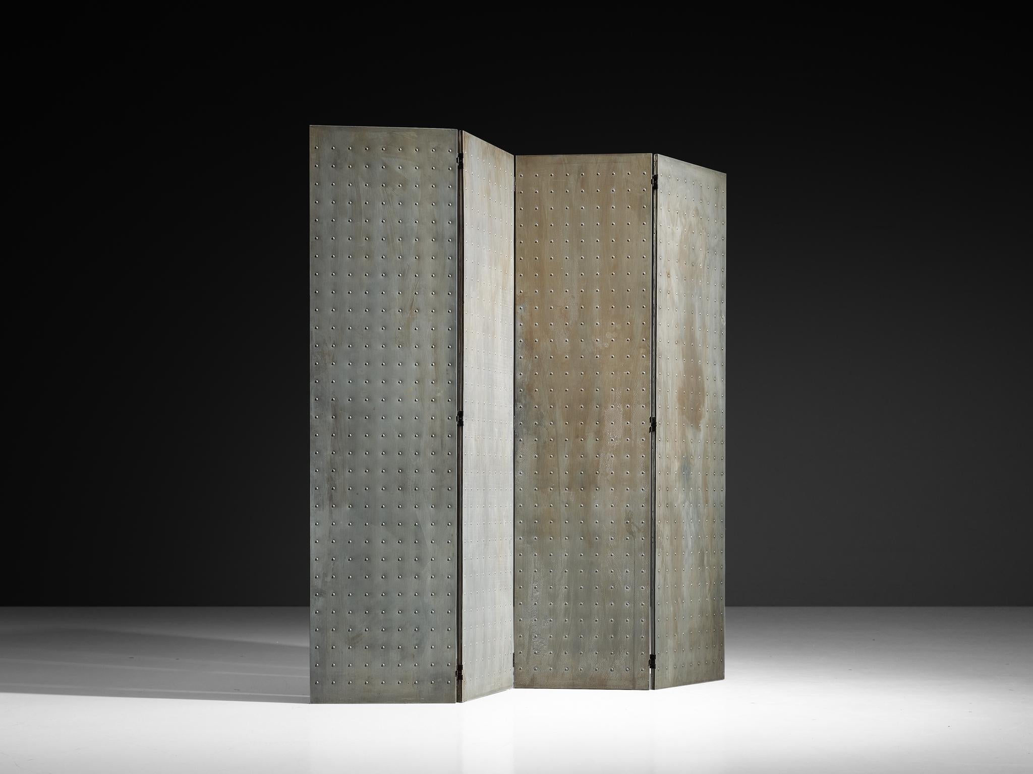 Mats Theselius per Källemo AB, paravento o divisorio pieghevole 'Rörligt Objekt' in edizione limitata, alluminio patinato, legno, Svezia, dopo il 1989

Progettato da Mats Theselius per Källemo AB, questo schermo pieghevole o divisorio porta il nome