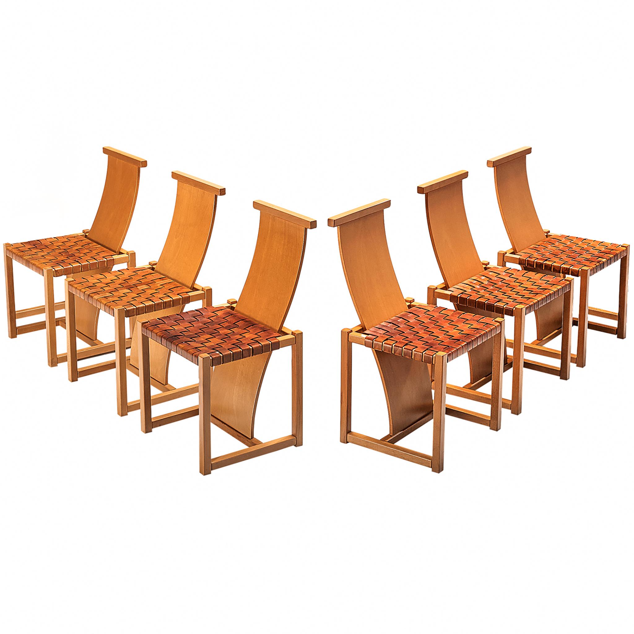 Ensemble italien de quatre chaises de salle à manger avec sièges en cuir tissé et dossiers hauts en vente