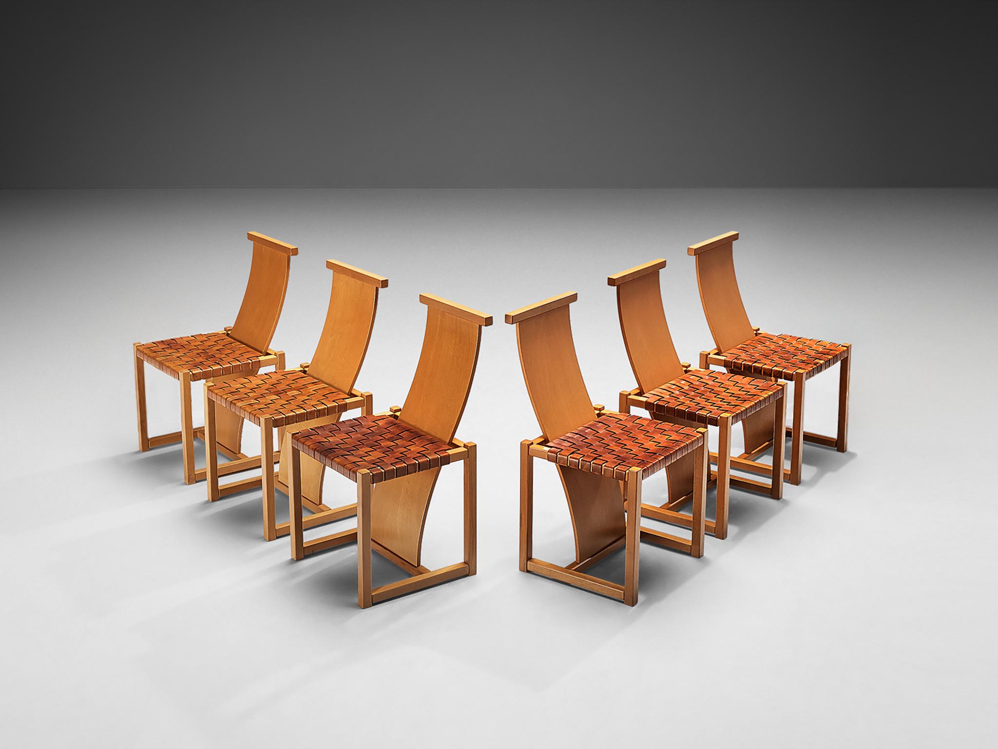 Ensemble de quatre chaises de salle à manger, cuir, hêtre, Italie, fin des années 1970.

Superbe ensemble de quatre chaises de salle à manger sculpturales et impressionnantes. Ces chaises ont un châssis et un dossier long en hêtre. Les dossiers de