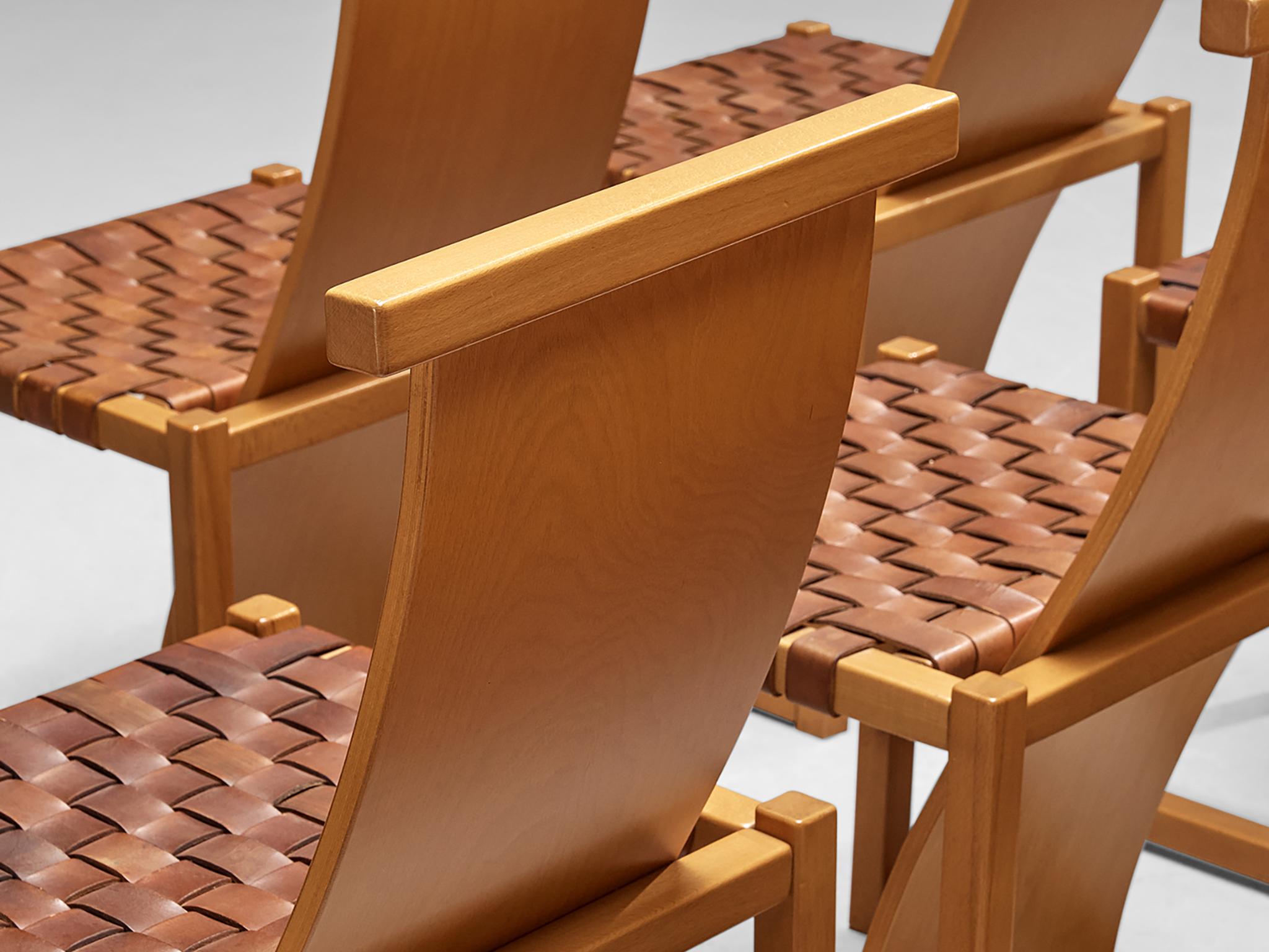 Ensemble de quatre chaises de salle à manger, cuir, hêtre, Italie, fin des années 1970.

Superbe ensemble de quatre chaises de salle à manger sculpturales et impressionnantes. Ces chaises ont un châssis et un dossier long en hêtre. Les dossiers de