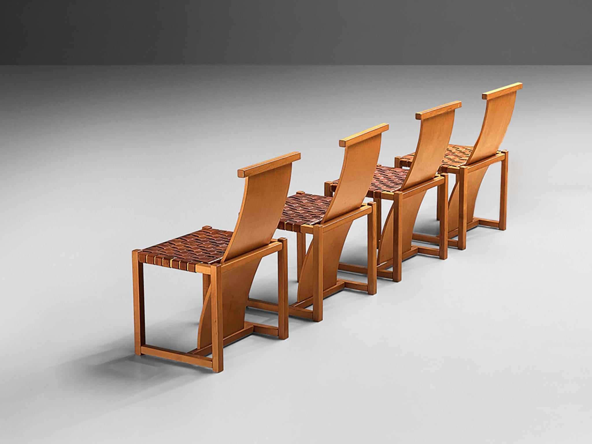 Ensemble italien de quatre chaises de salle à manger avec sièges en cuir tissé et dossiers hauts en vente 1