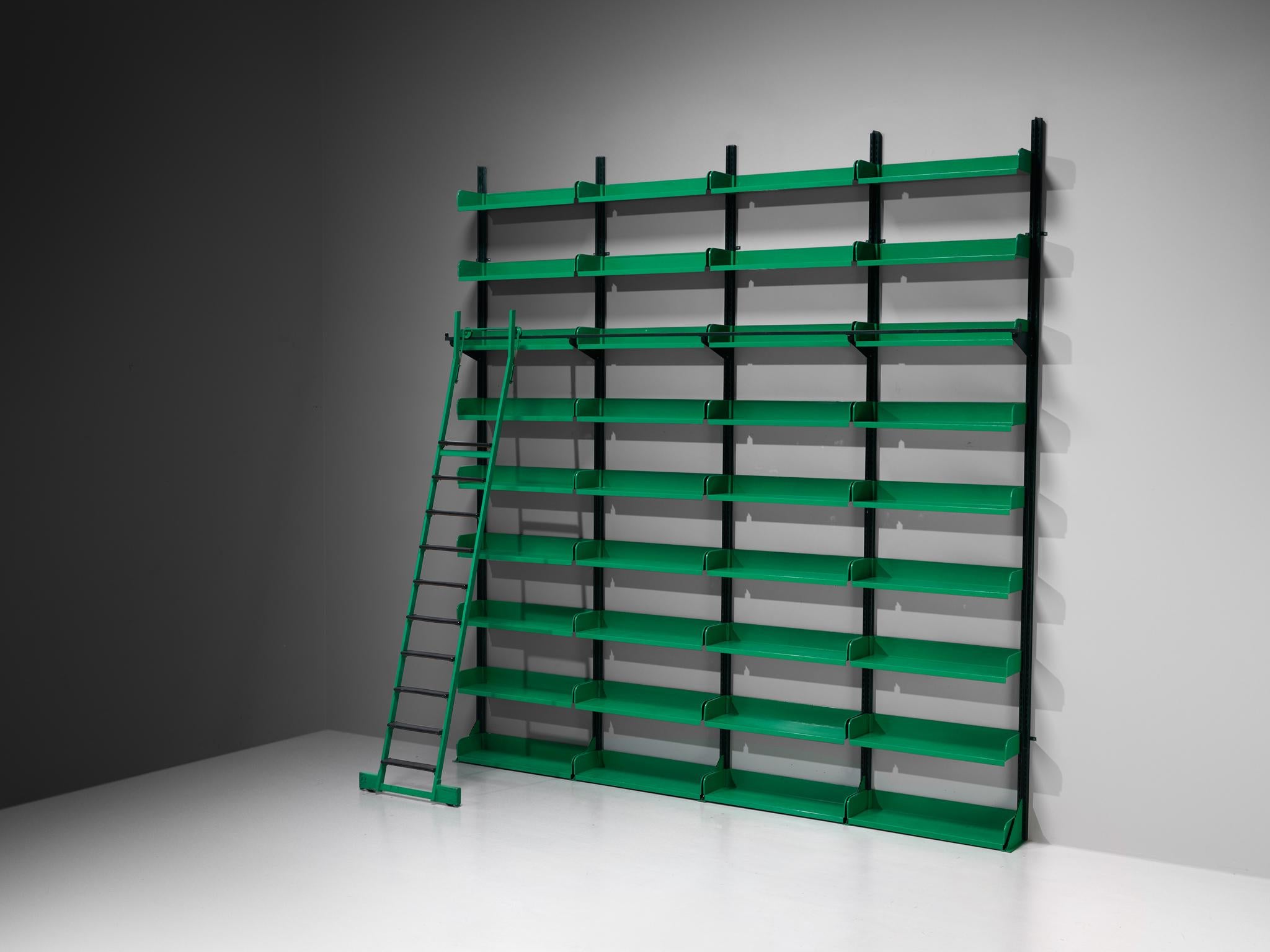 Parete attrezzata molto grande, libreria, biblioteca, acciaio laccato, Italia, anni '50

Questa straordinaria libreria italiana, realizzata nei primi anni '50, è un capolavoro di design e funzionalità. Realizzato in un sorprendente ma sofisticato