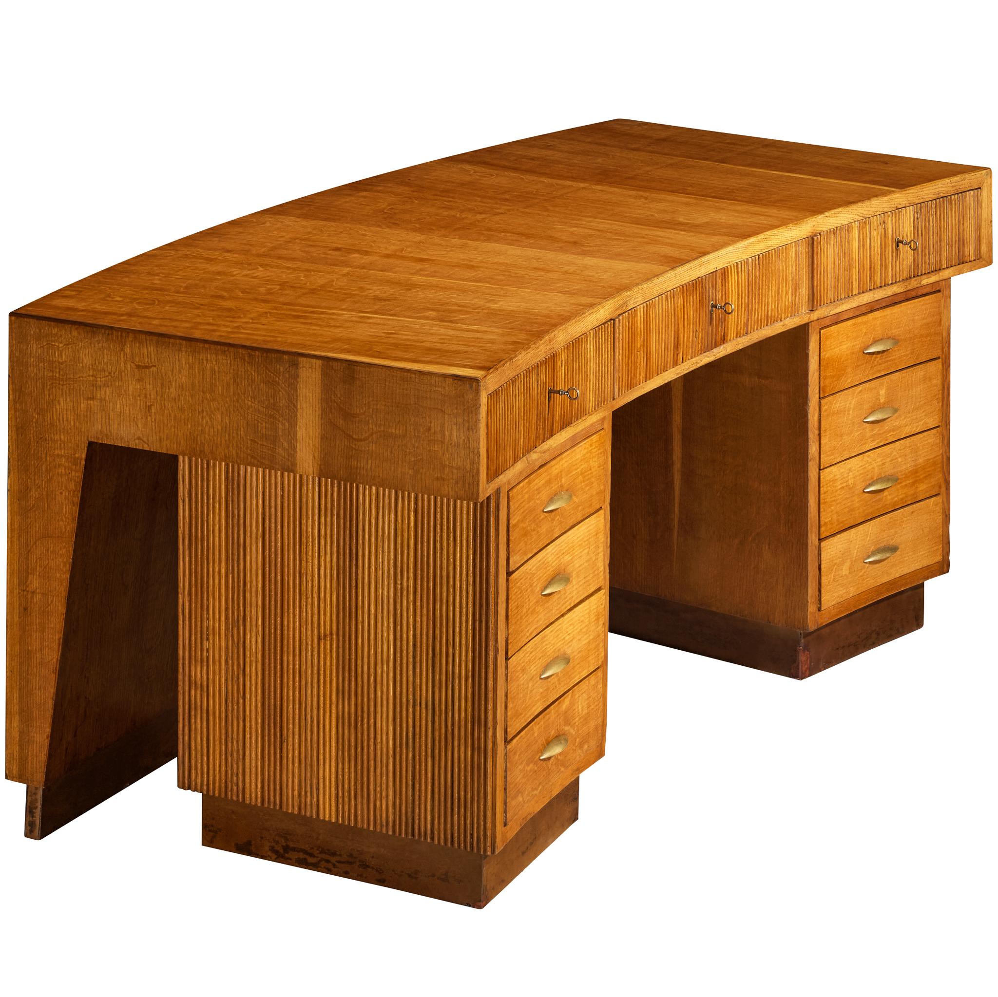 1950s Mid-Century Modern Italian Free Standing Sculptural Desk in Oak and Brass (Bureau sculptural italien sur pied en chêne et laiton) en vente