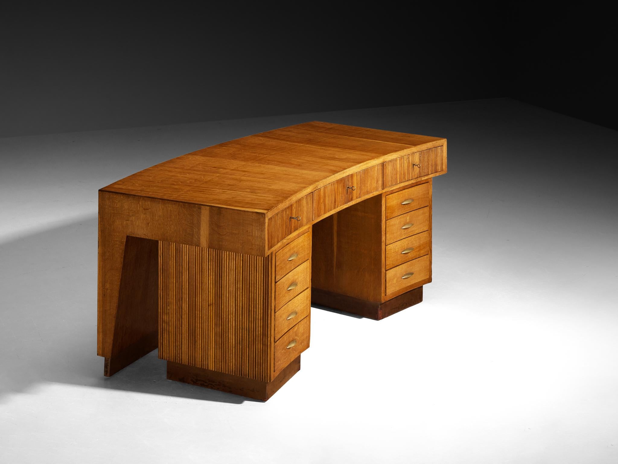 Bureau sur pied, chêne, laiton, linoléum, Italie, années 1950 

Ce bureau autoportant moderne du milieu du siècle dernier, datant de l'Italie des années 1950, illustre une approche sculpturale de la conception de meubles. Il témoigne d'un moment du