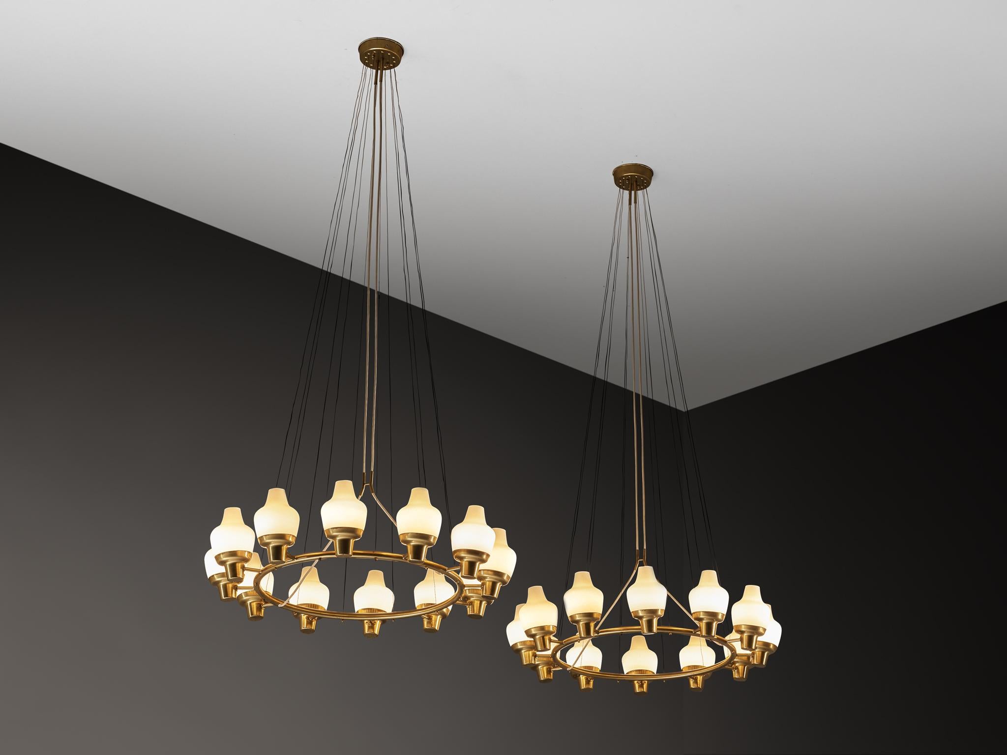 Hans Bergström per Ateljé Lyktan, lampadari, modello '127', ottone, vetro, Svezia, anni '50

Progettato dal famoso architetto e designer svedese Hans Bergström negli anni '50 per Ateljé Lyktan, questo magnifico lampadario 