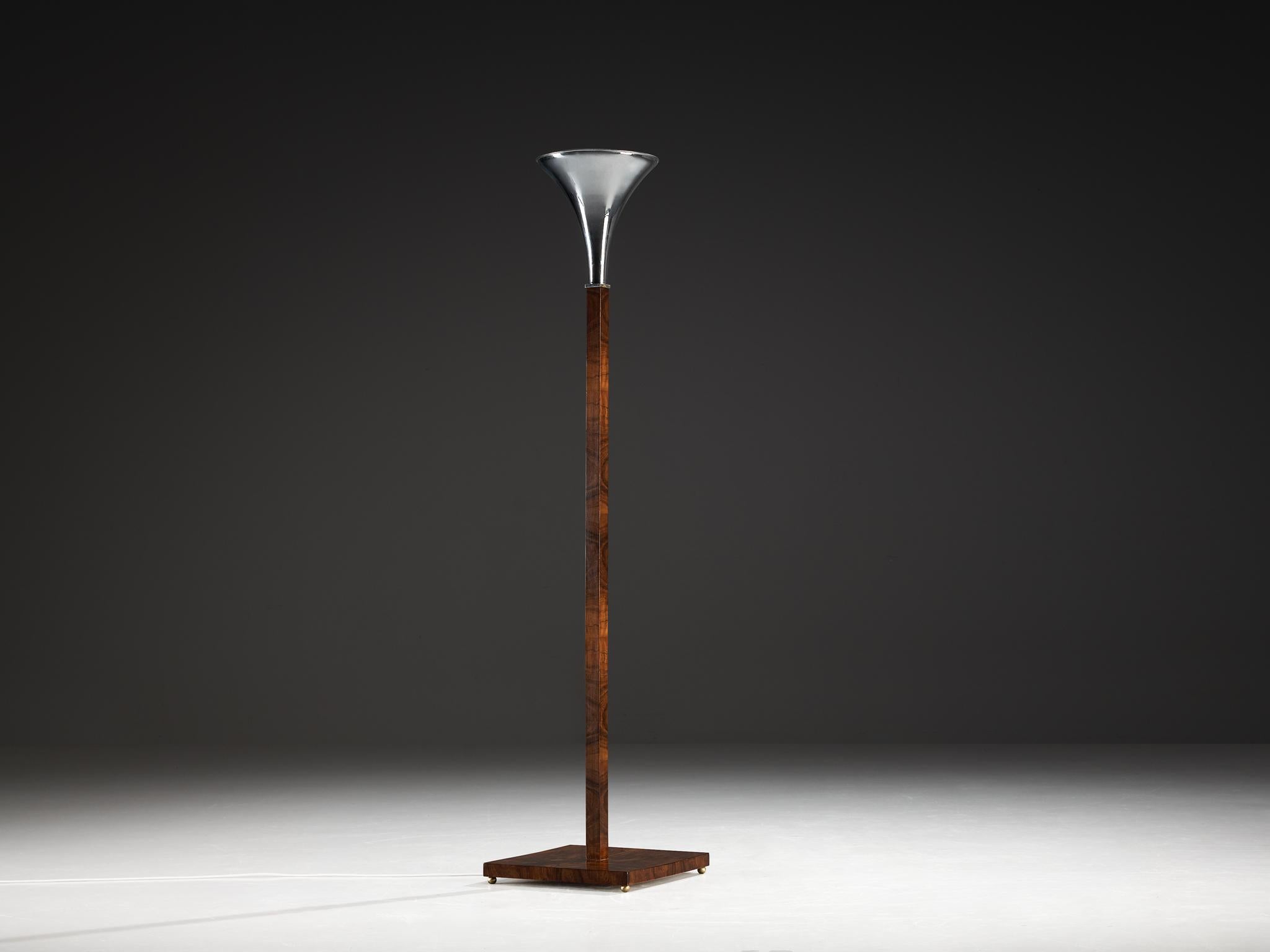 Lampadaire, noyer, métal chromé, Italie, années 1930

Ce superbe lampadaire Art déco, fabriqué en Italie dans les années 1930, est un véritable témoignage de l'élégance et de l'innovation de l'époque. Présentant une combinaison frappante de placage