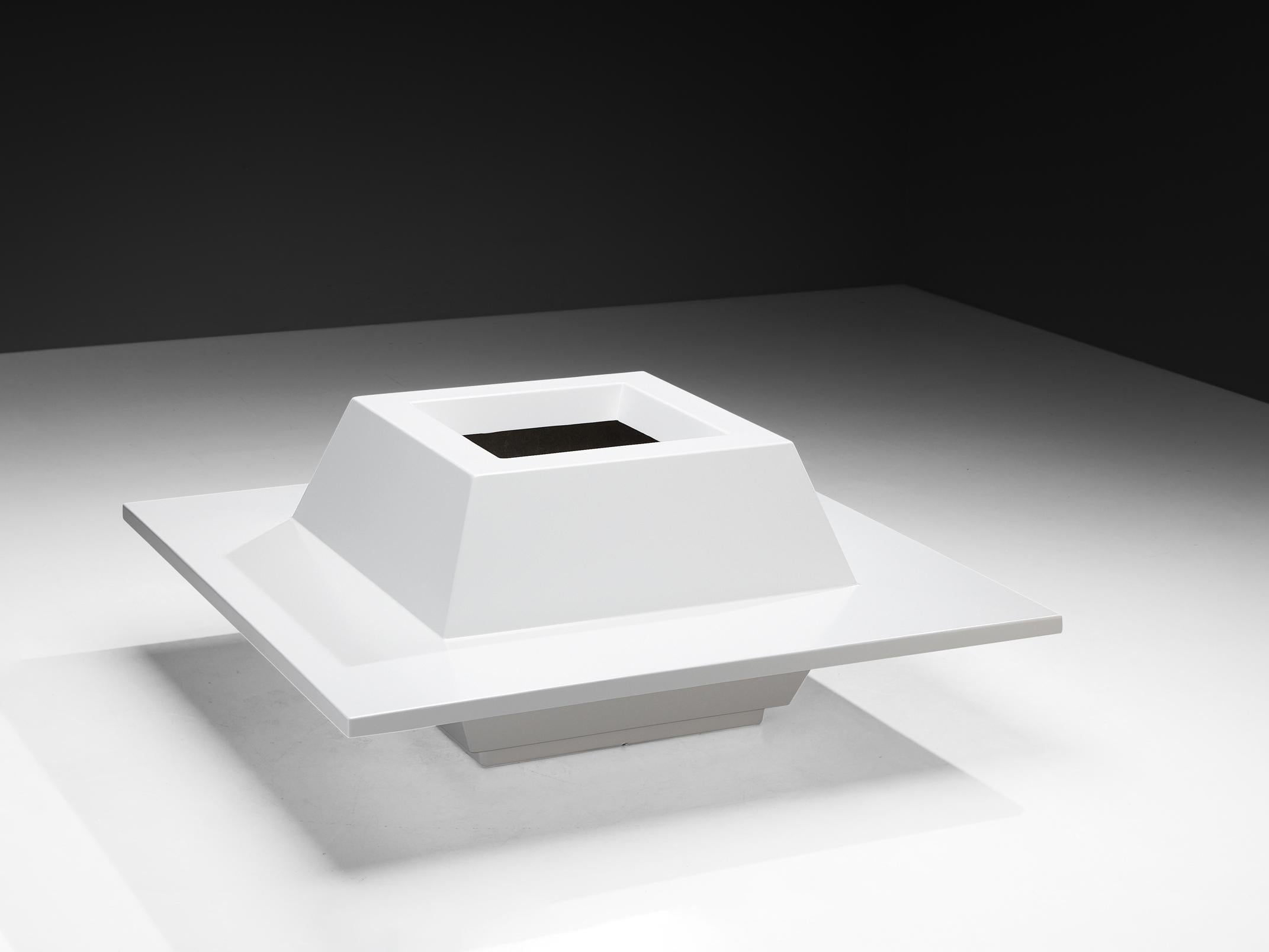 William P. Taylor for Sintoform, square planter bench, reinforced polyester, United States, 1970s

A striking fusion of form and function, this sculptural planter bench, designed by William P. Taylor for Sintoform in the 1970s, embodies the era’s