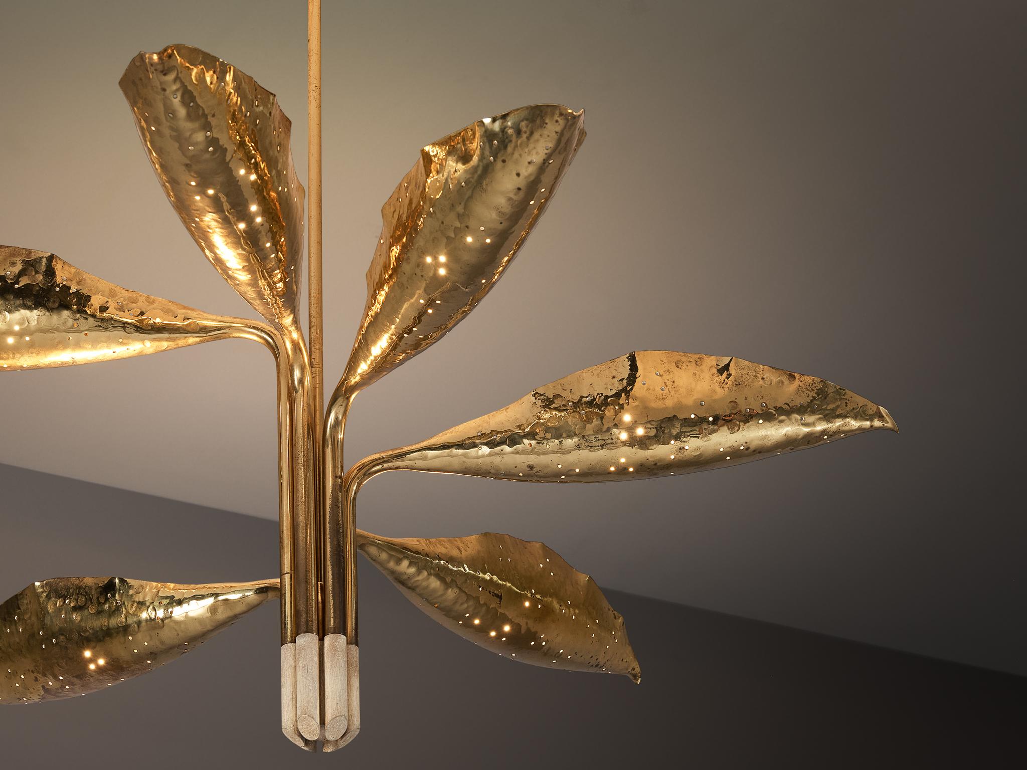 Ottone Angelo Lelii per Arredoluce Lampadario in ottone martellato in vendita