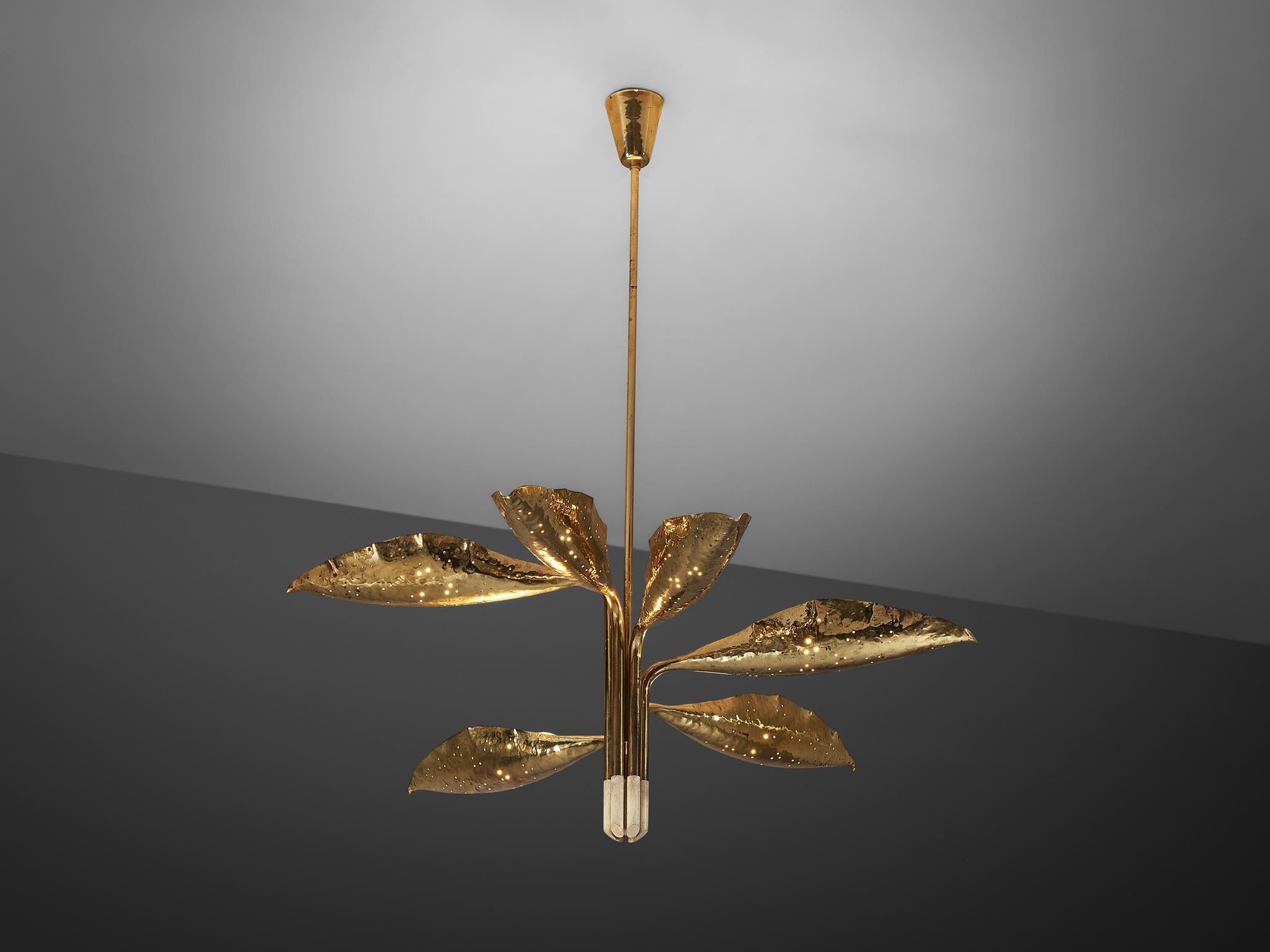 Angelo Lelii per Arredoluce Lampadario in ottone martellato in vendita 1