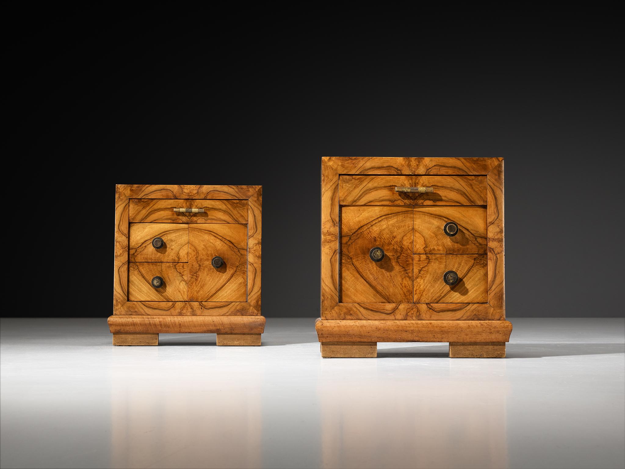 Art Déco Gaetano Borsani per Atelier di Varedo Comodini in radica di noce e ottone in vendita