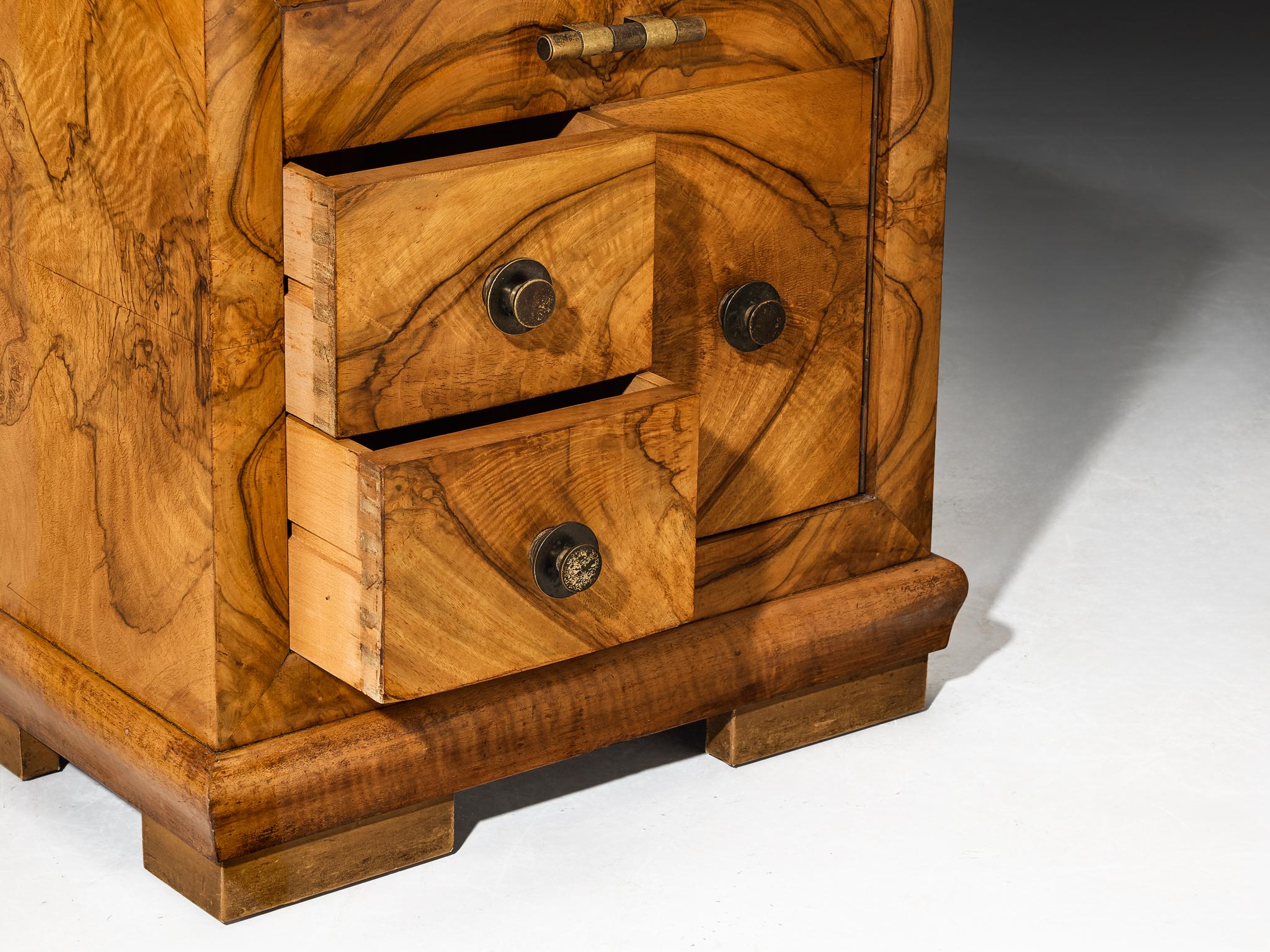 Metà XX secolo Gaetano Borsani per Atelier di Varedo Comodini in radica di noce e ottone in vendita